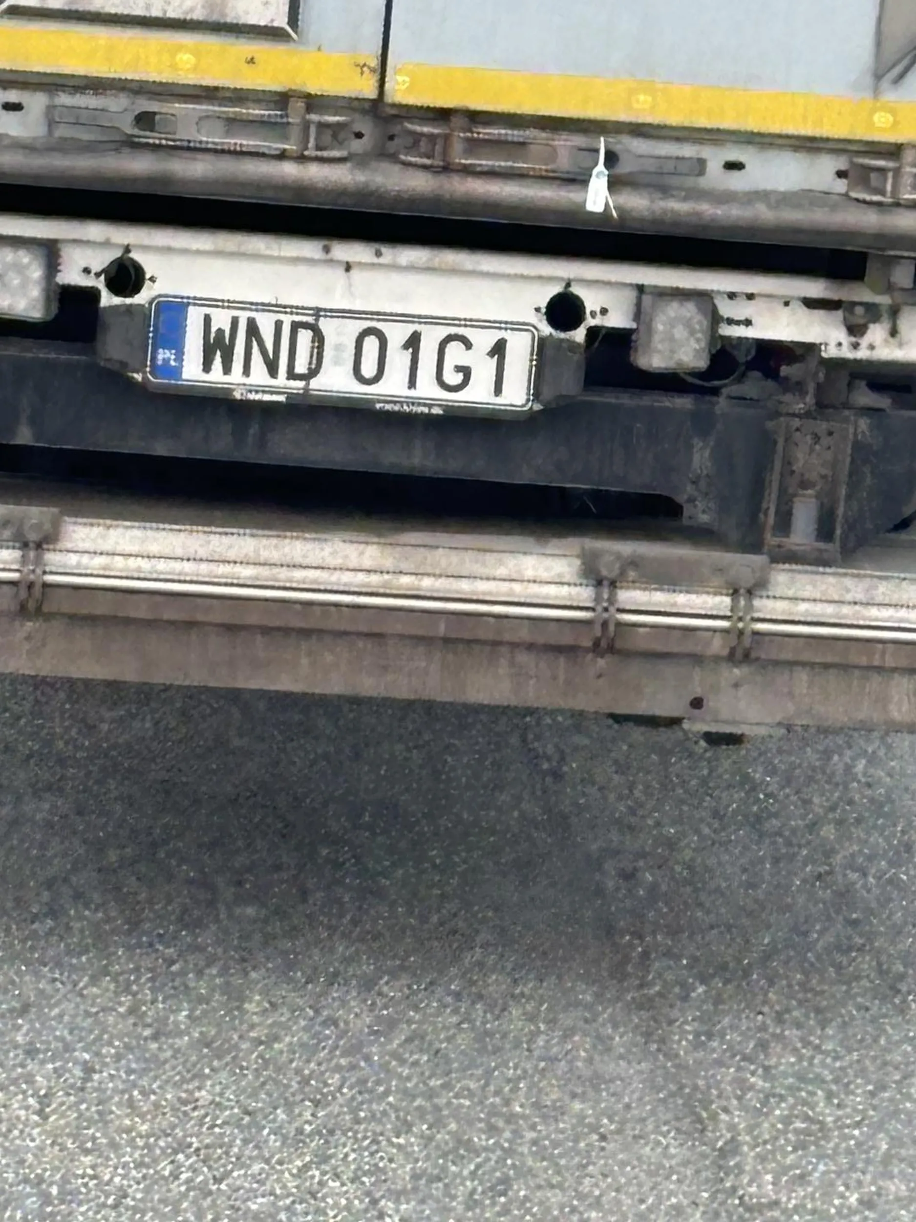 Kierowca nie zna zasad ruchu drogowego zajeżdża drogę nie mieści się w pasie ruchu jeździ zygzakiem