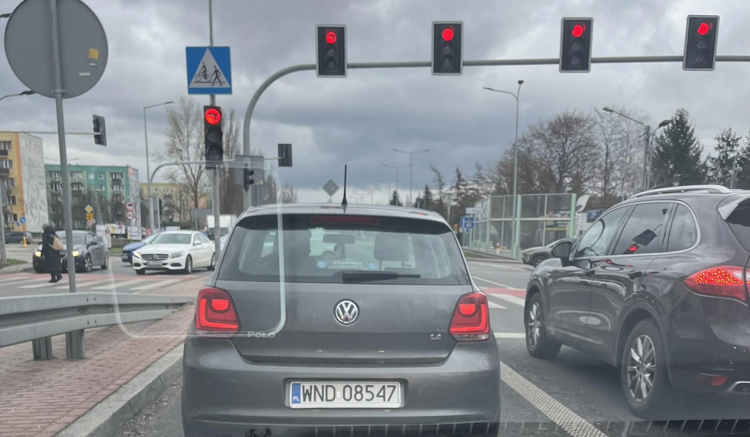 Pan zajechał mi drogę Wymusił na mnie gwałtowne hamowanie i użyłam klaksonu. Wysiadł do mnie i groził mi , ze za to że za klakson stracę prawo jazdy. Pomylił włączanie się do ruchu ze zmianą  pasa ruchu i uważał że ma pierwszeństwo. W pewnym wieku już się nie powinno jeździć autem jak się zapomina zasady ruchu drogowego.