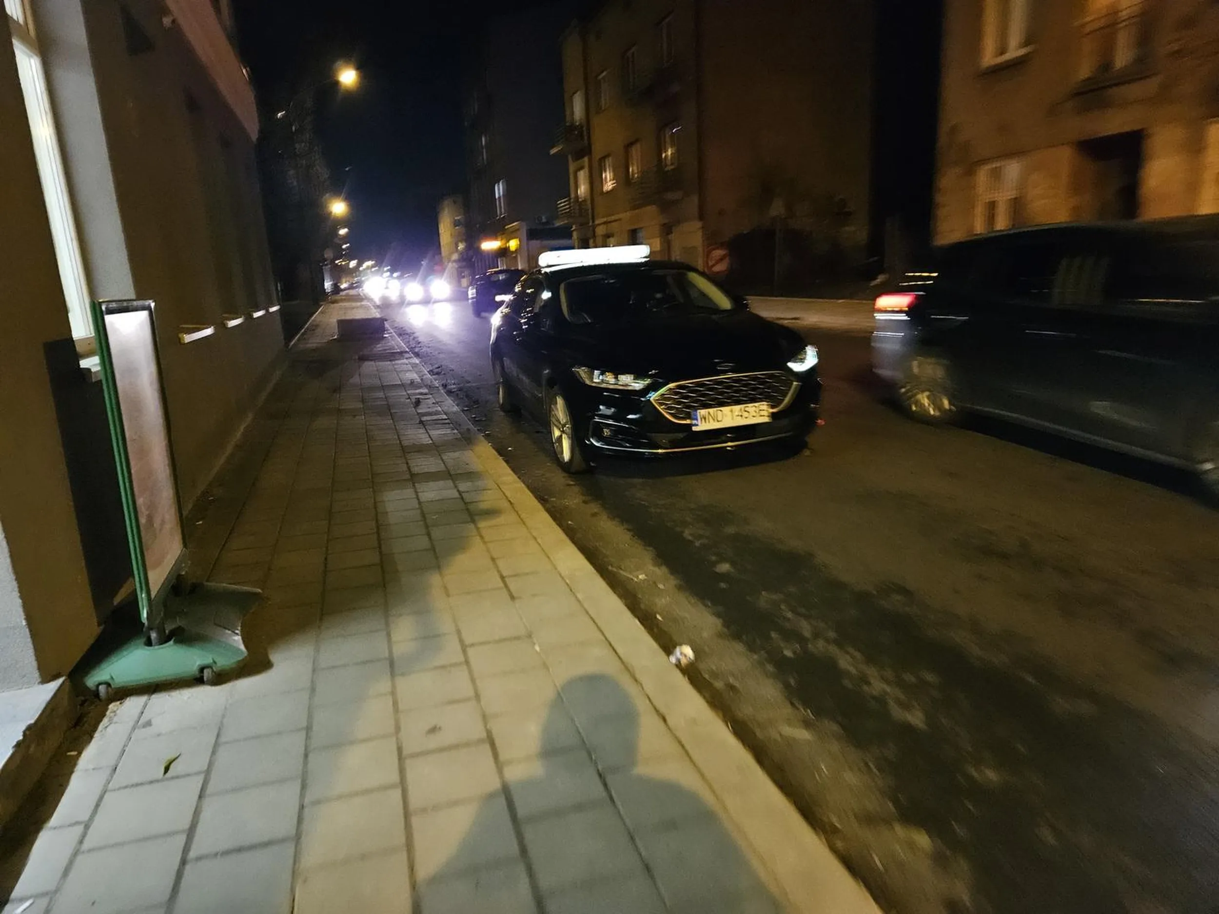 Złotówa zajęła cały pas ruchu na dwupasmówce na awaryjnych by wejść do zabki