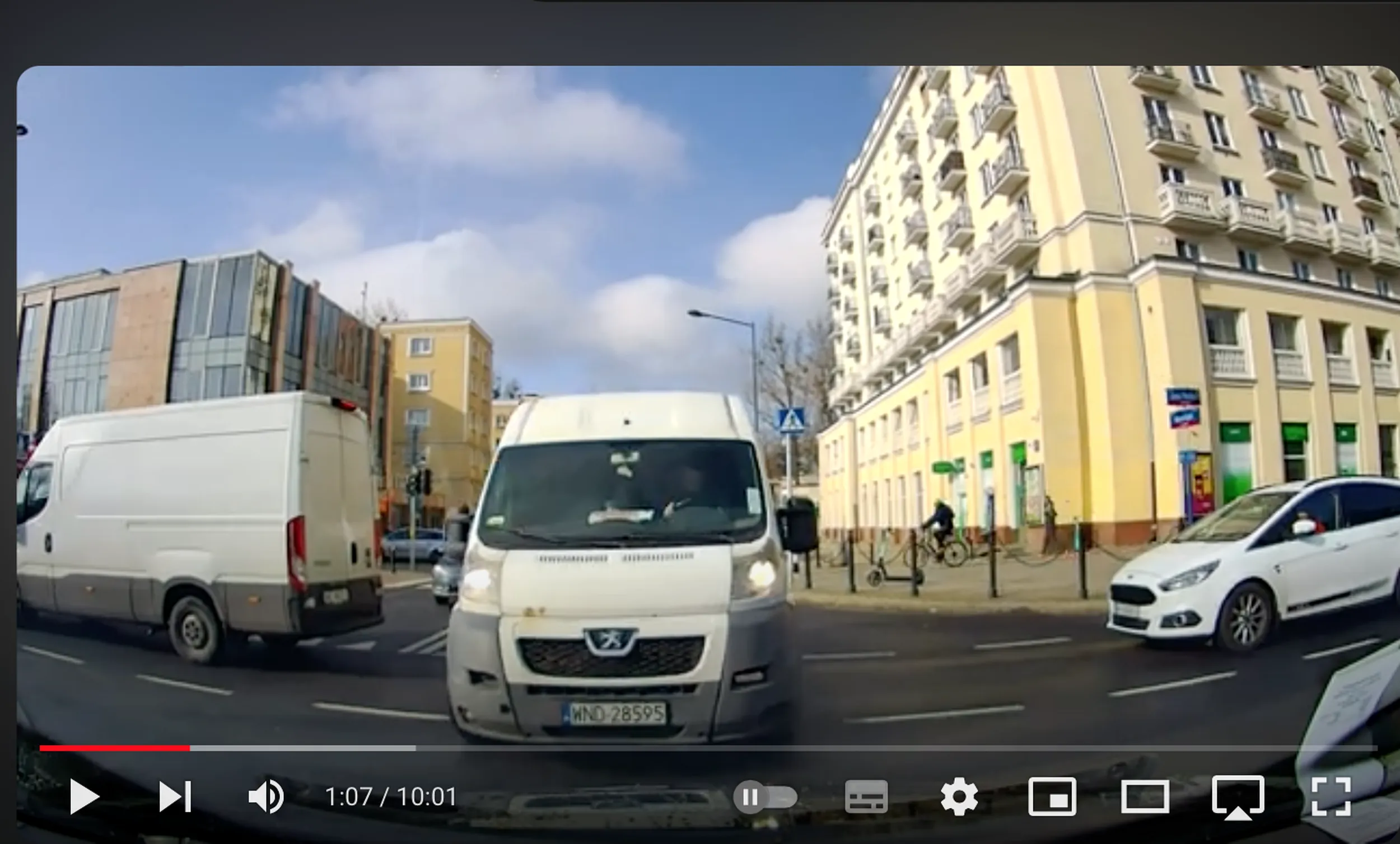 wydupiaj z drogi jak nie umiesz jeździć to jest skrzyżowanie!!!!! prawo jazdy chyba nie masz