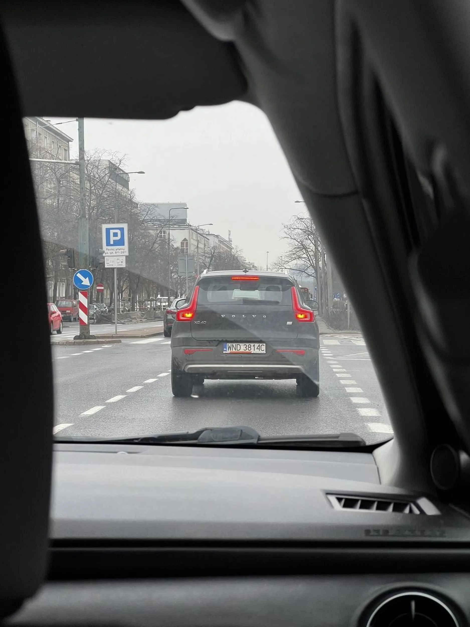 Stoimy jako pierwsi na pasie przed światłami, a ten cwaniak pasem do skrętu nas wyprzedził, przejechał za przejście dla pieszych przez które szli jeszcze ludzie xD i se stanął jako pierwszy xD załączam zdjęcie