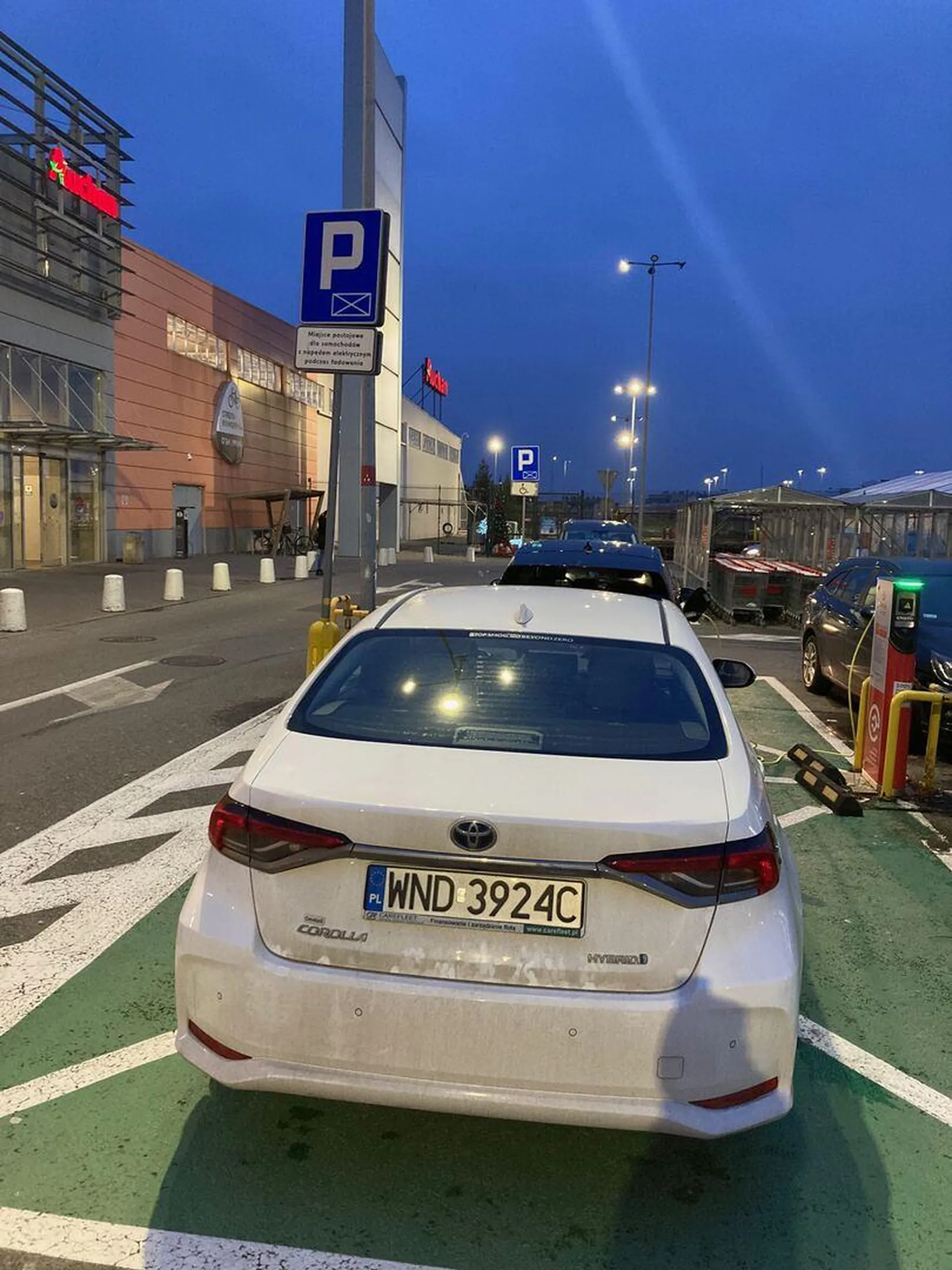 Panicz musiał zaparkować na miejscu, które nie było dla niego przeznaczone. Szkoda, że do sklepu nie wjechał. Typowy burak, który nie zwraca uwagi na otoczenie.