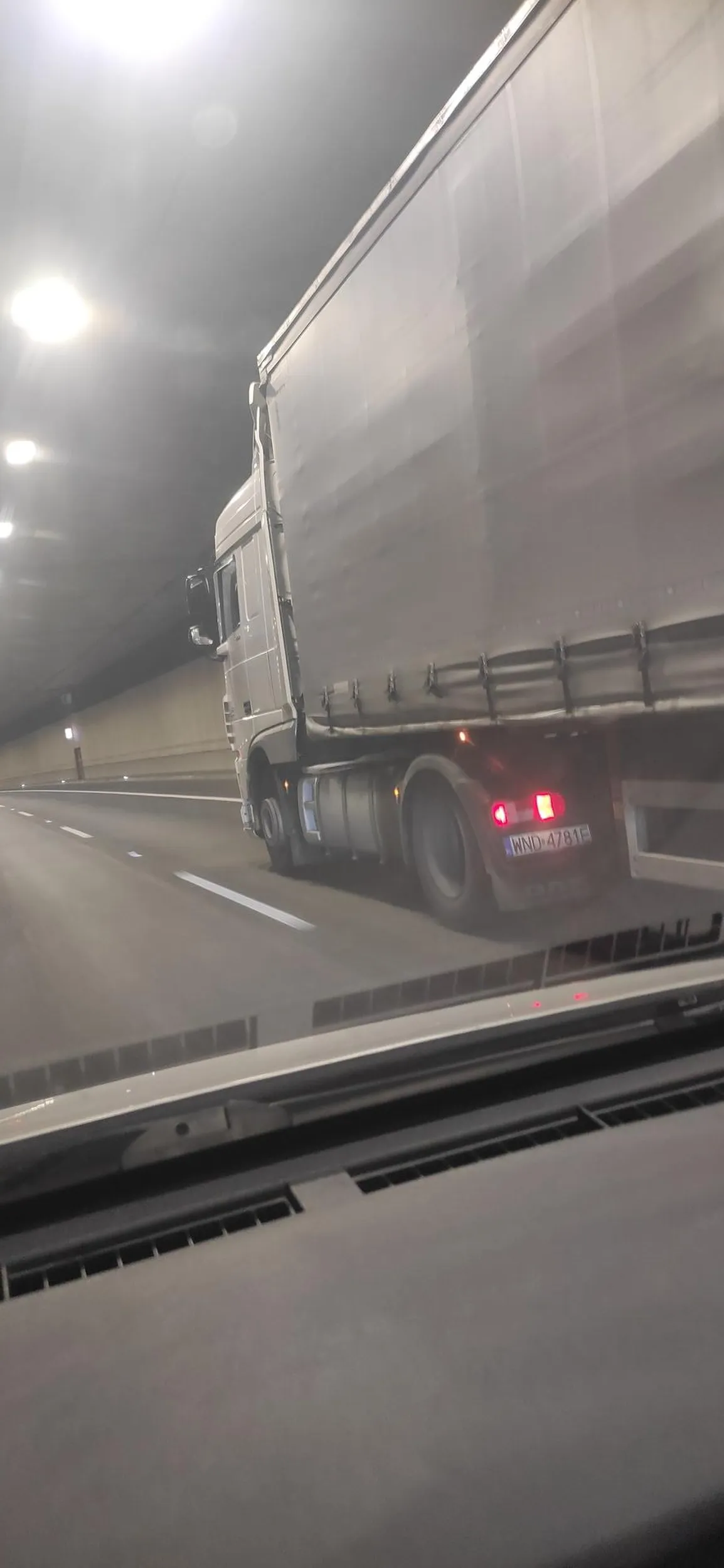 Kierowca tego ciągnika siodłowego zajeżdża drogę wyrzuca puste butelki plastikowe przez okna.