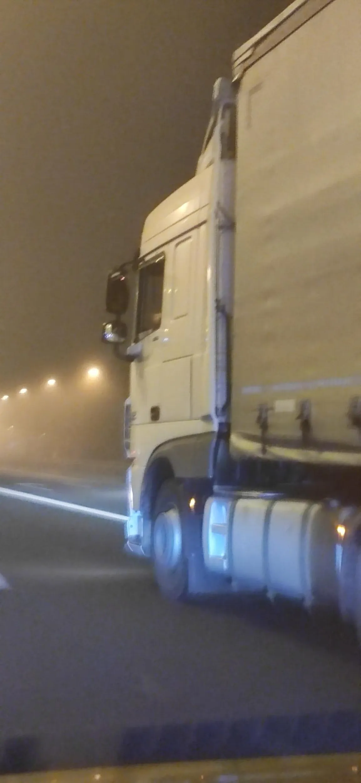 Kierowca tego ciągnika siodłowego zajeżdża drogę wyrzuca puste butelki plastikowe przez okna.