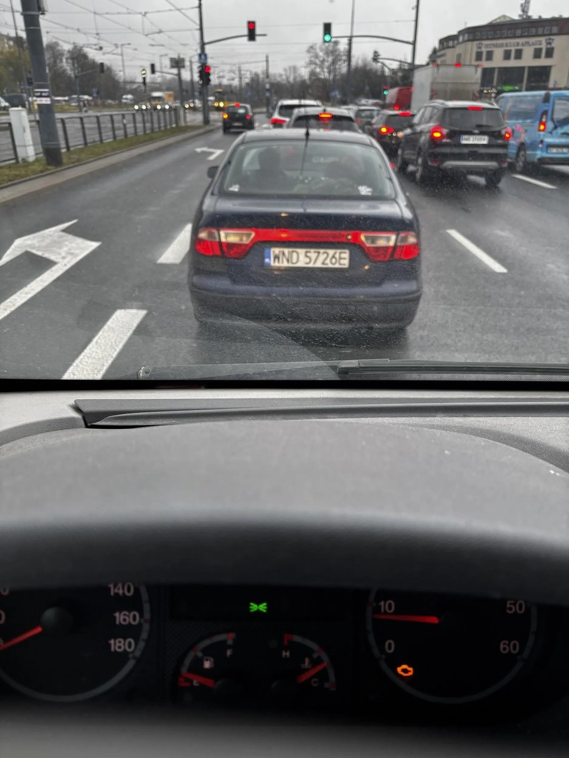 Nie dość że urwany wydech wisi do ziemi to nie wie do czego służą kierunkowskazy i skacze z pasa na pas jak poparzony