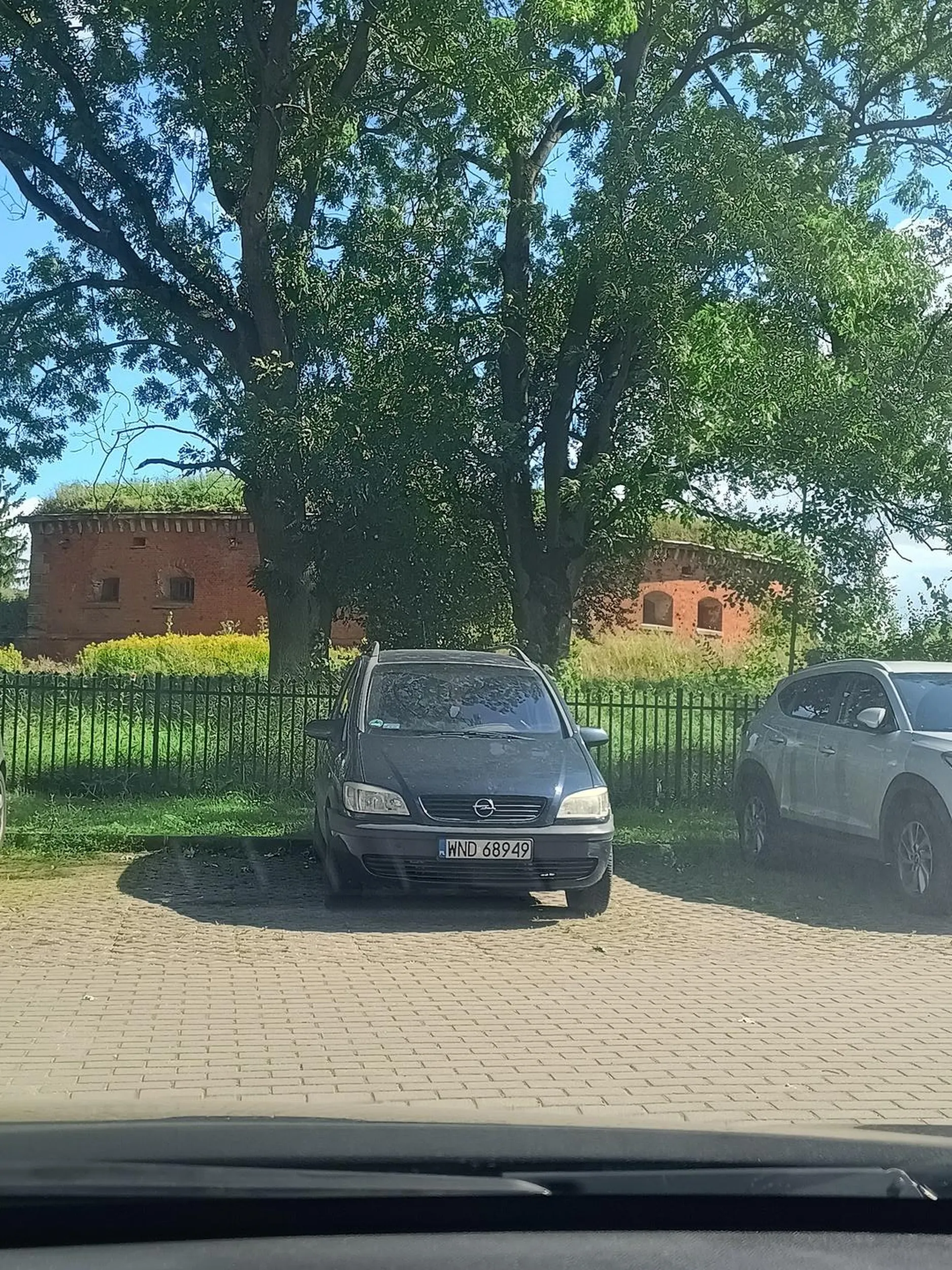 Kolega chyba nie potrafi parkować tyłem bo zajął aż dwa miejsca na parkingu. Nie pozdrawiam i radził bym poćwiczyć parkowanie