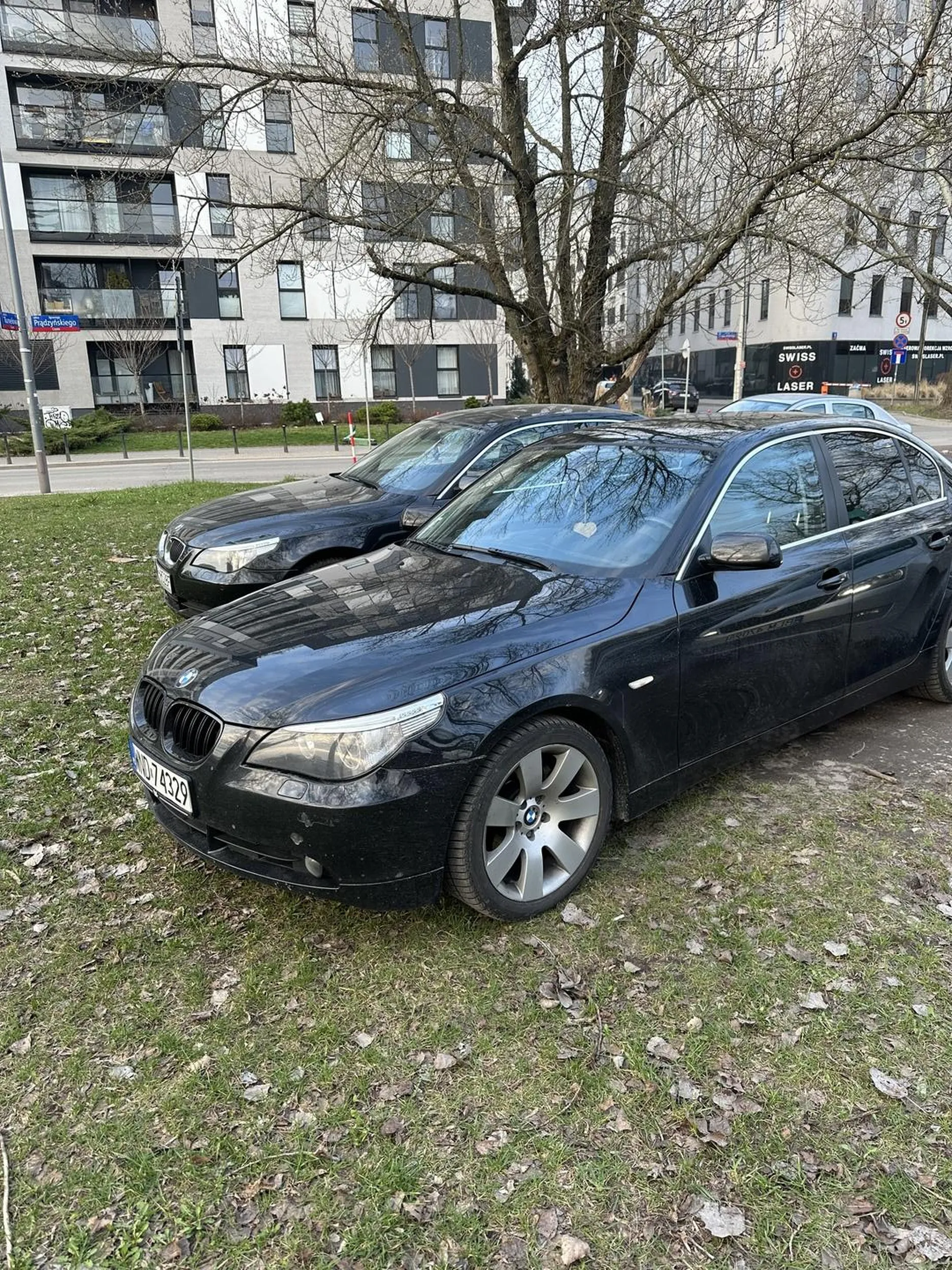 Kierowca, który bardzo lubi rozjeżdżać i niszczyć trawnik.