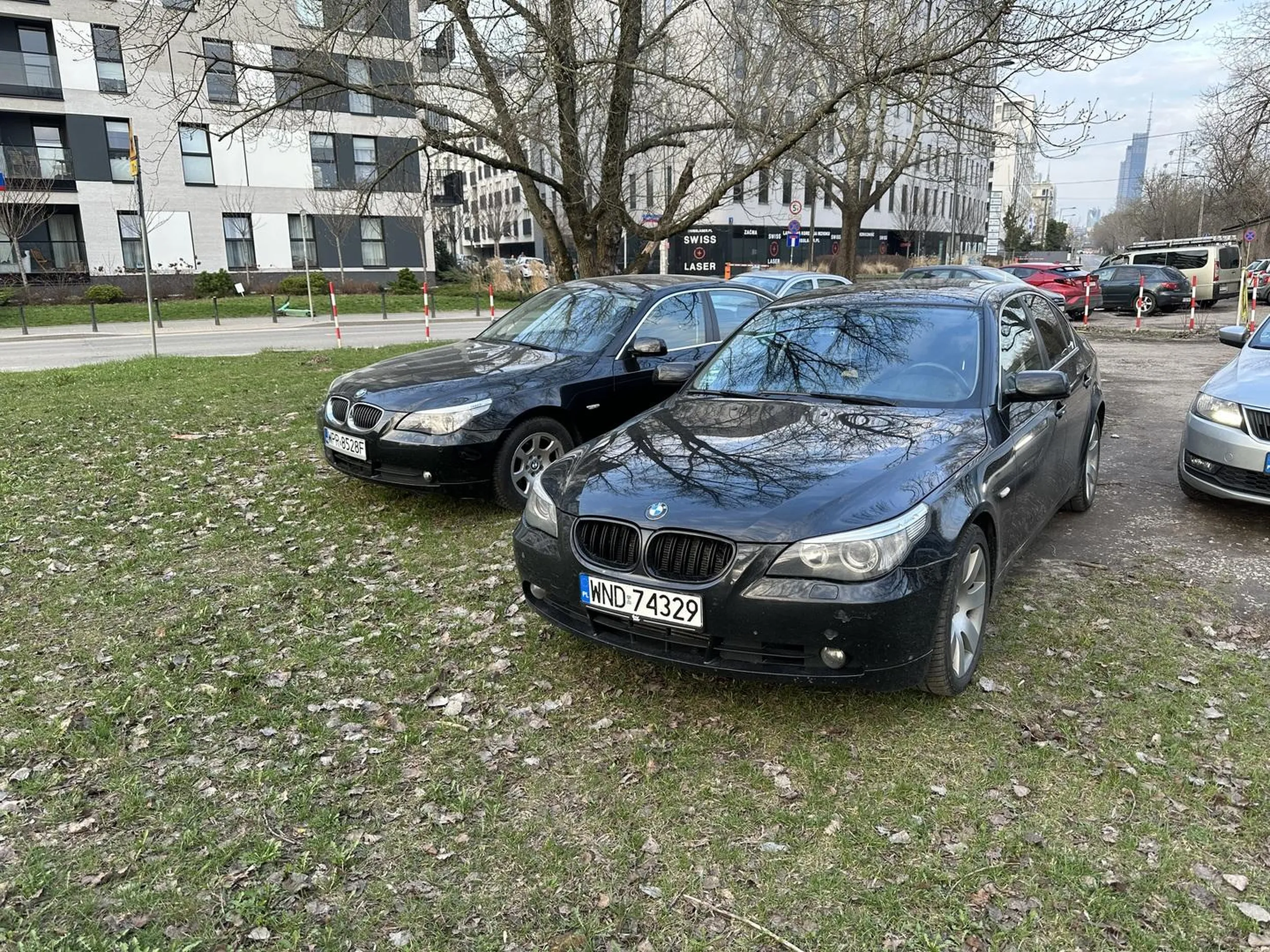 Kierowca, który bardzo lubi rozjeżdżać i niszczyć trawnik.