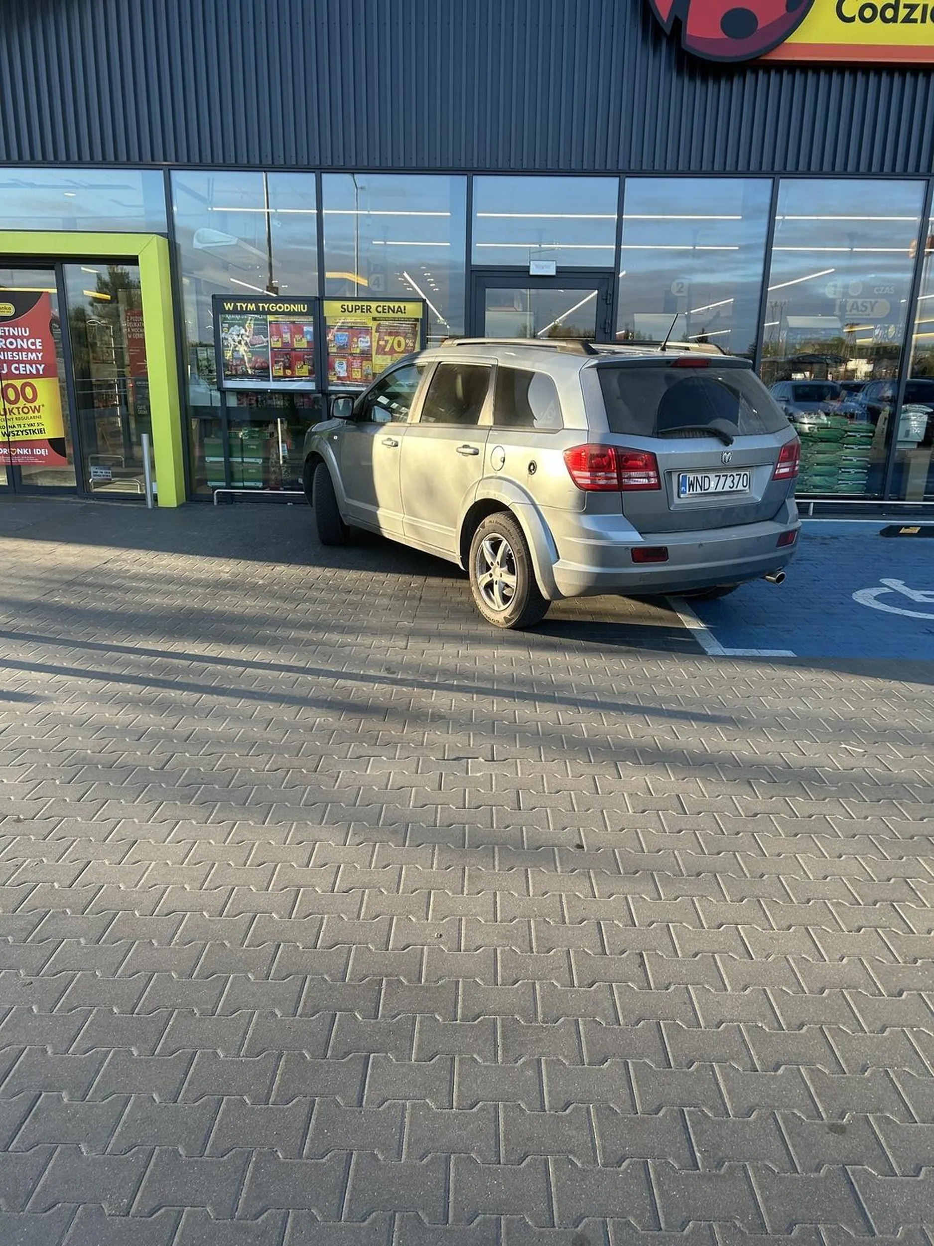 Jak już musisz podjeżdżać pod samo wejście bo masz grubą dupę i nie chce ci się chodzić, to chociaż nie zajmuj 3 miejsc przy tym