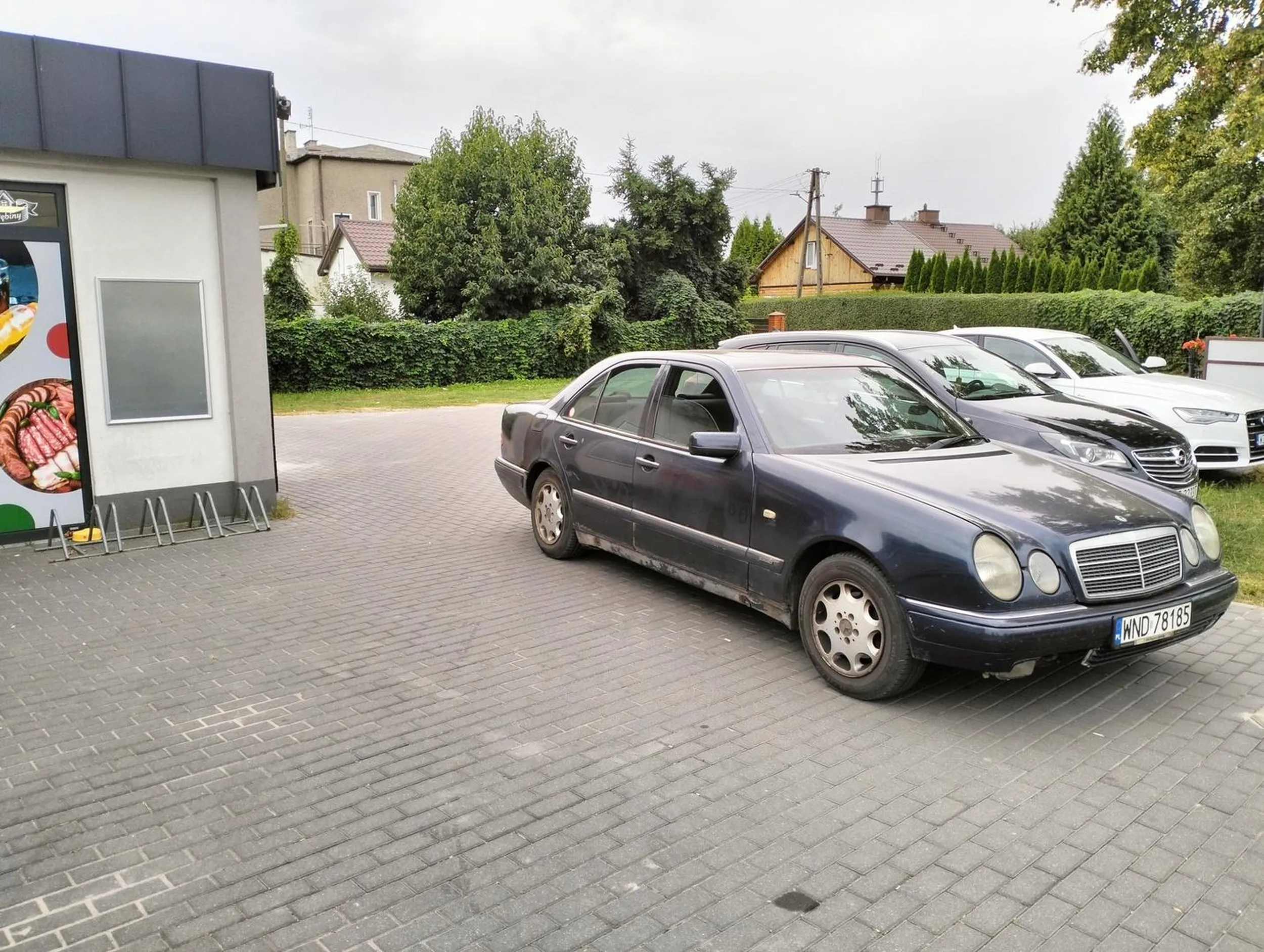 Nieprawidłowe parkowanie. Zastawiony przejazd. Po zwróceniu kierowcy uwagi brak reakcji, po prostu wszedł do sklepu. Totalny burak, brak kultury, nie myśli o innych że ktoś nie przejedzie. Do tego auto nie powinno przejść przeglądu, brak progów i odpowiedniego ogumienia.