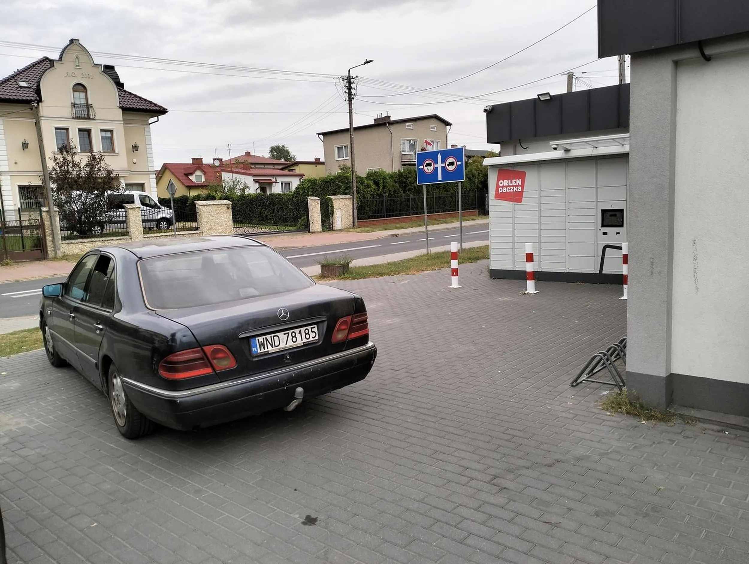 Nieprawidłowe parkowanie. Zastawiony przejazd. Po zwróceniu kierowcy uwagi brak reakcji, po prostu wszedł do sklepu. Totalny burak, brak kultury, nie myśli o innych że ktoś nie przejedzie. Do tego auto nie powinno przejść przeglądu, brak progów i odpowiedniego ogumienia.