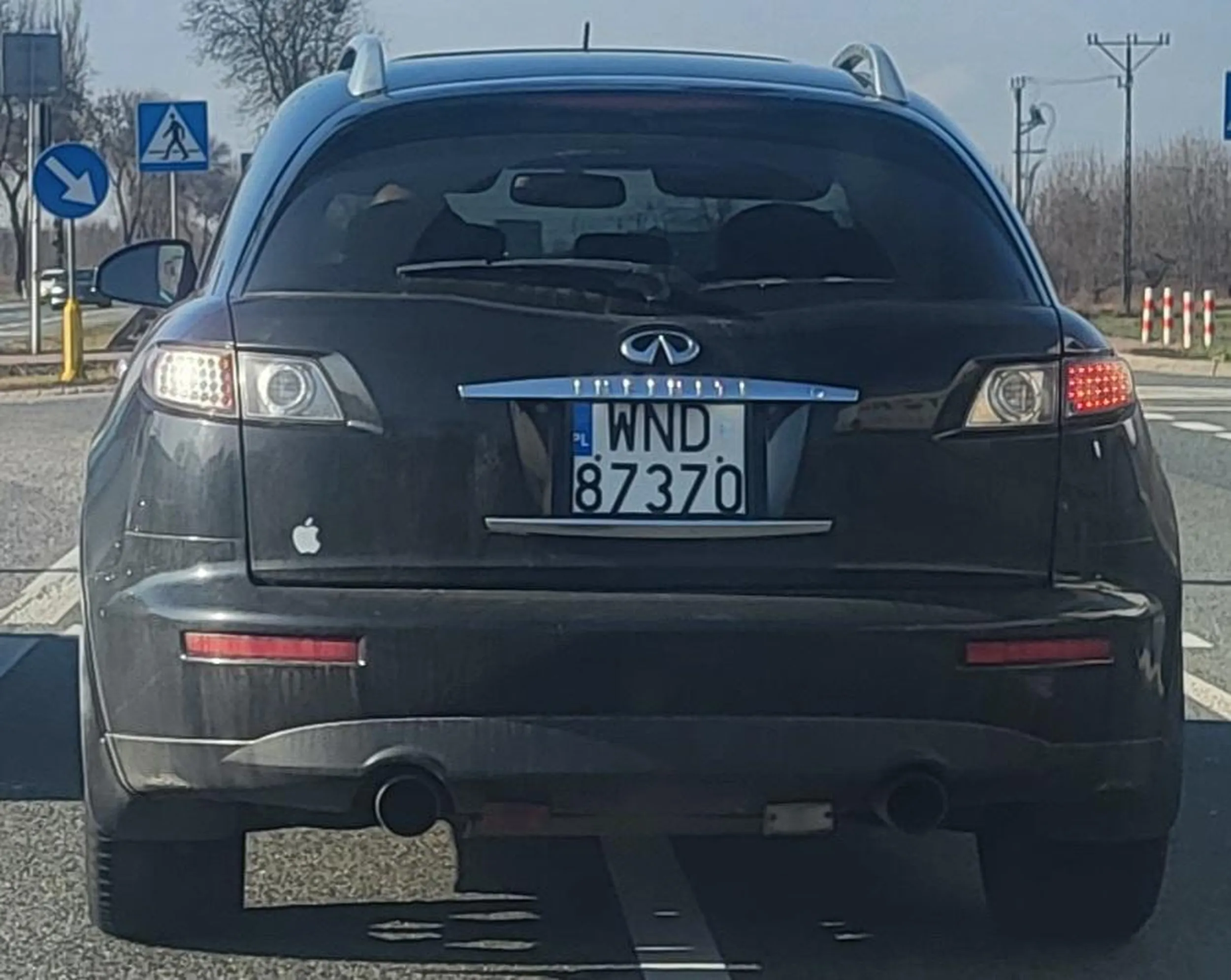 Niestety kolejny pirat drogowy. W ostatniej chwili zjazd na prawy pas. Jakby pan na lewym jednak zaczął na ten prawy zjeżdżać, to by było nie do uratowania przy dużej różnicy prędkości.