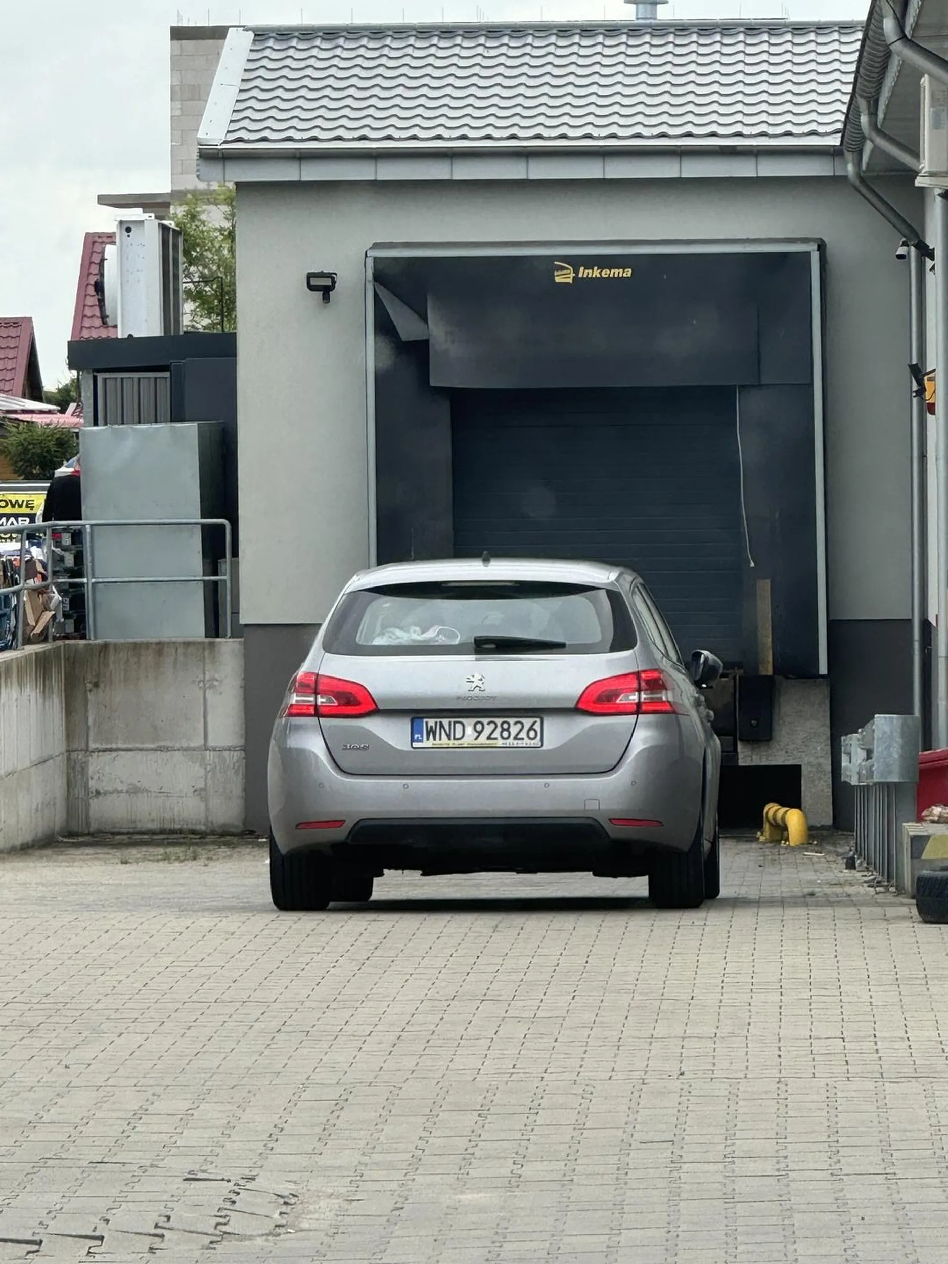 właściciel peżota ewidentnie przyjechał z dostawą (parking cały wolny) no zjeb, uwaga na niego