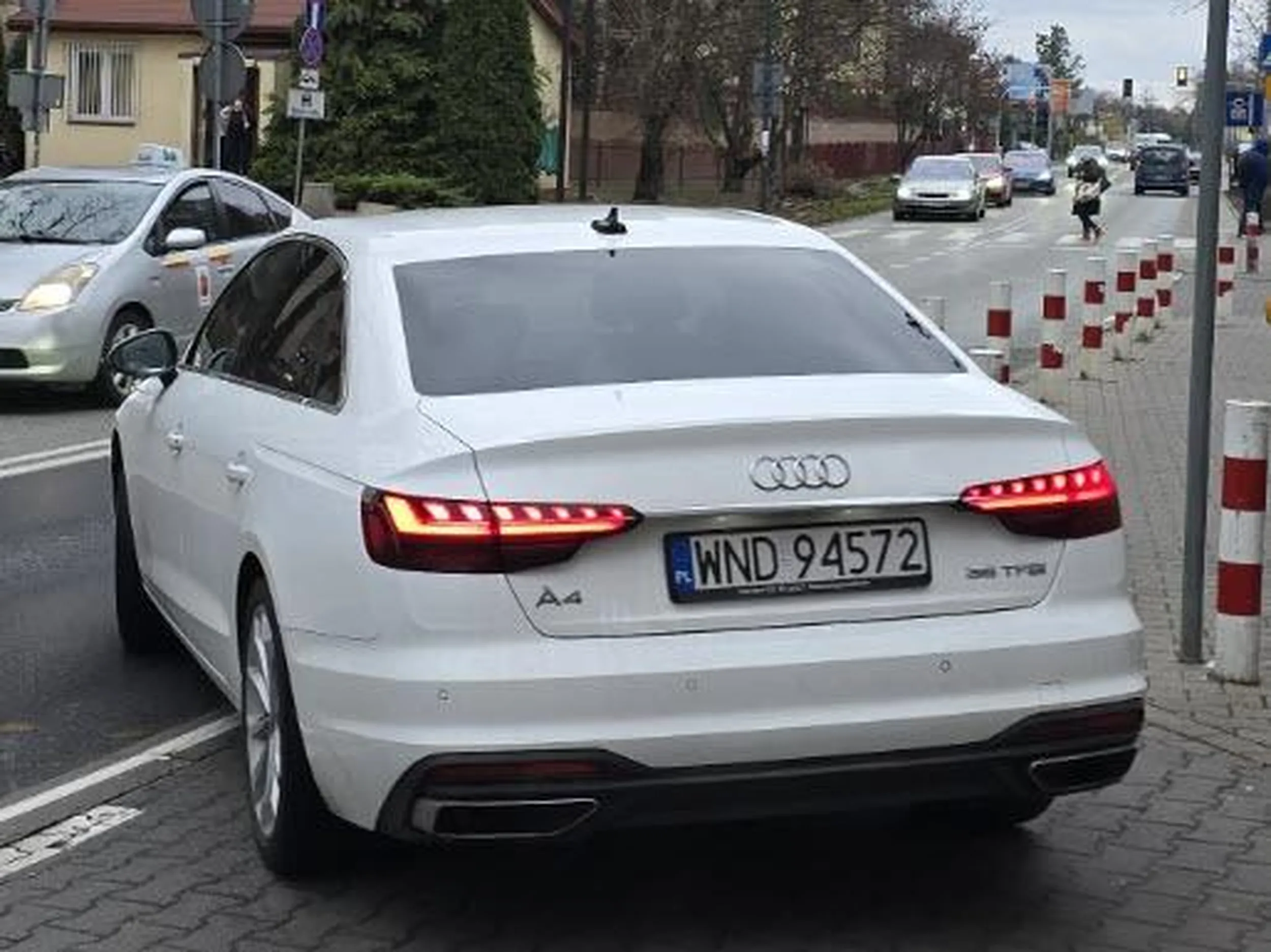 Stara pudernica machająca środkowym palcem w reakcji na zwrócenie uwagi