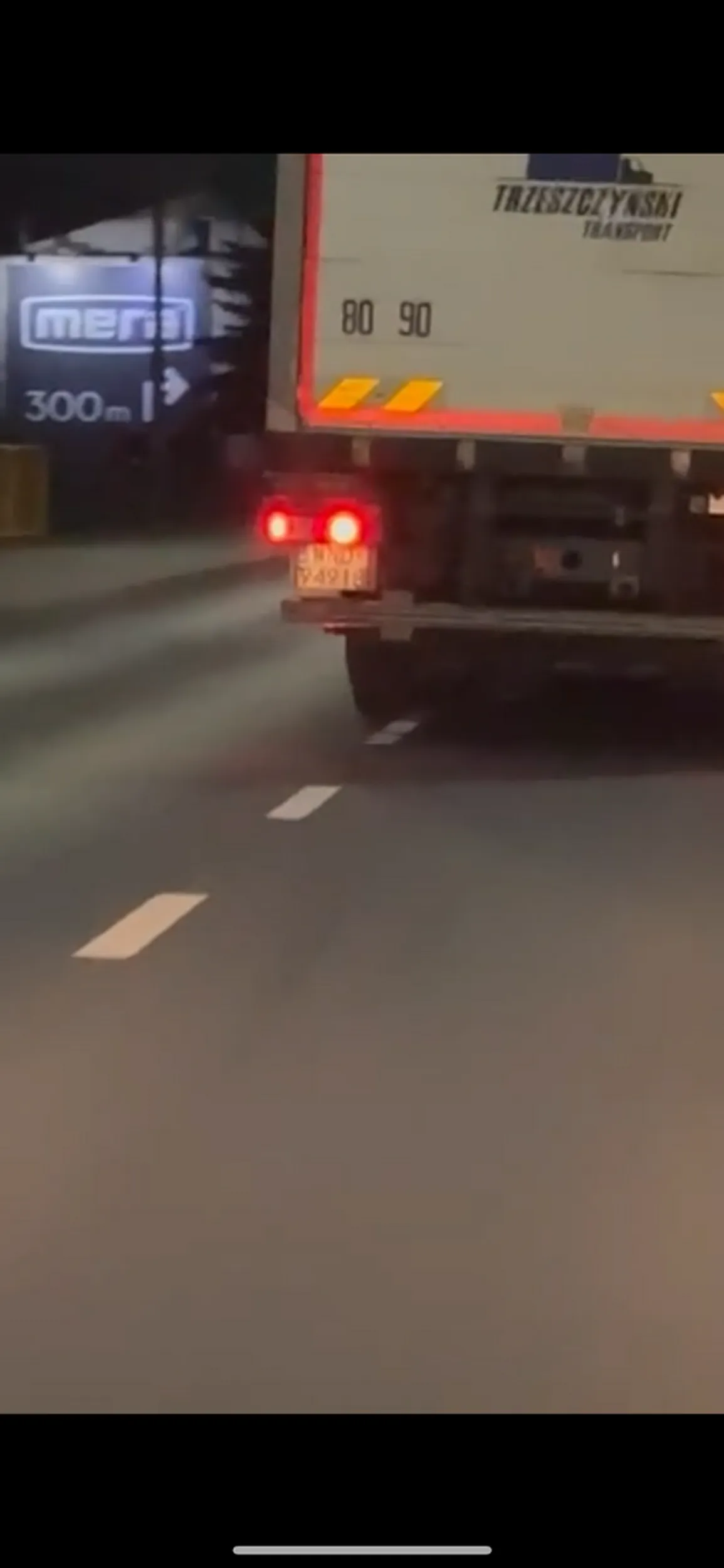 Chop zapierdalaa 90 prawie 100 w zabudowanym. Jeszcze bezczelnie trabi jak wyprzedza na podwonej ciagtej. Mato brakowato a by mi sie w dupe wiebat. Nagranie jest takze sory mordo. Wiece nie pokozaczysz ta solówka.