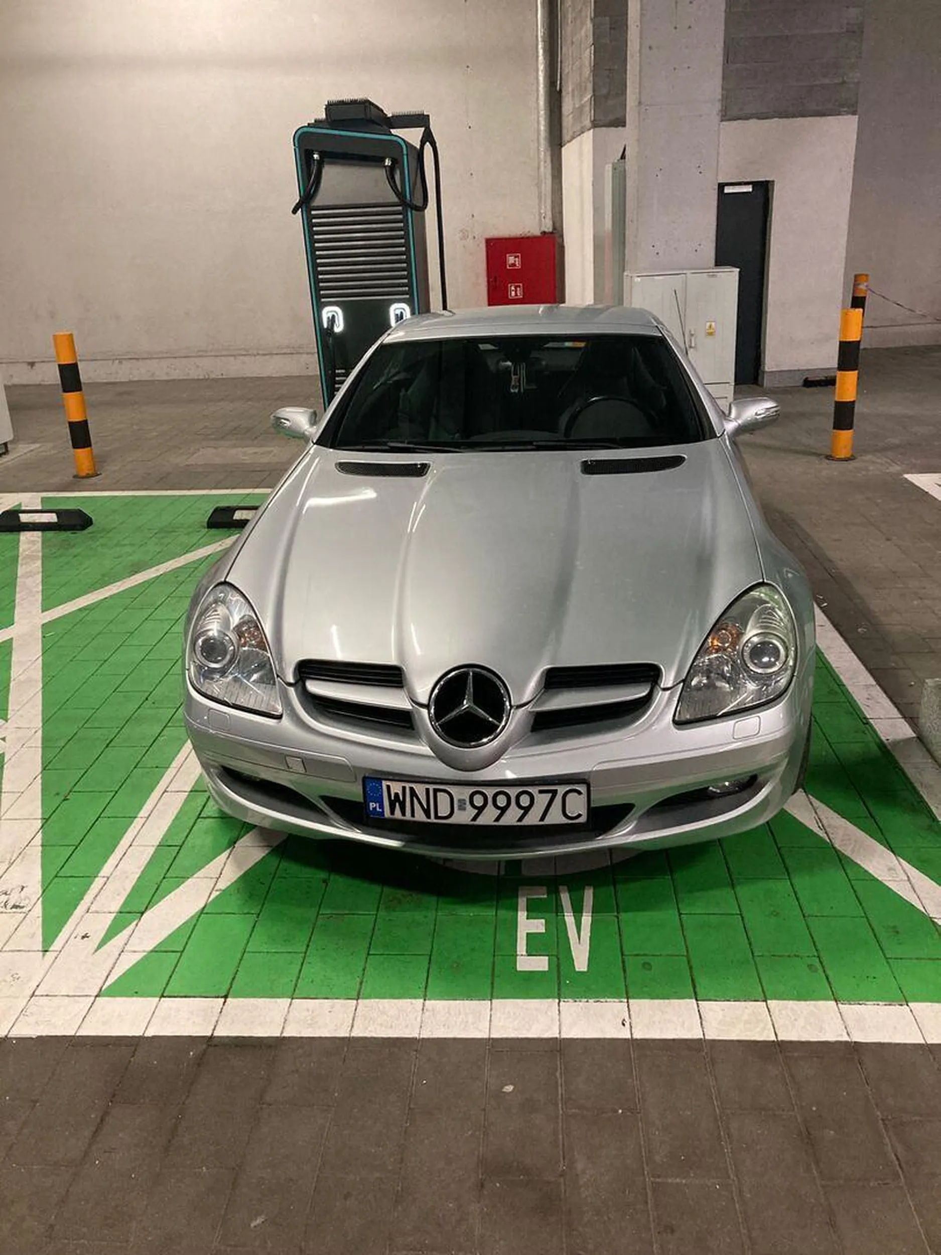 Buractwo w najczystszym wydaniu. Osoba nie miała gdzie zaparkować, więc zablokowała miejsce do ładowania. Drugi parking był kilkadziesiąt metrów dalej. Galeria Metropolia w Gdańsku. 08.12.2024