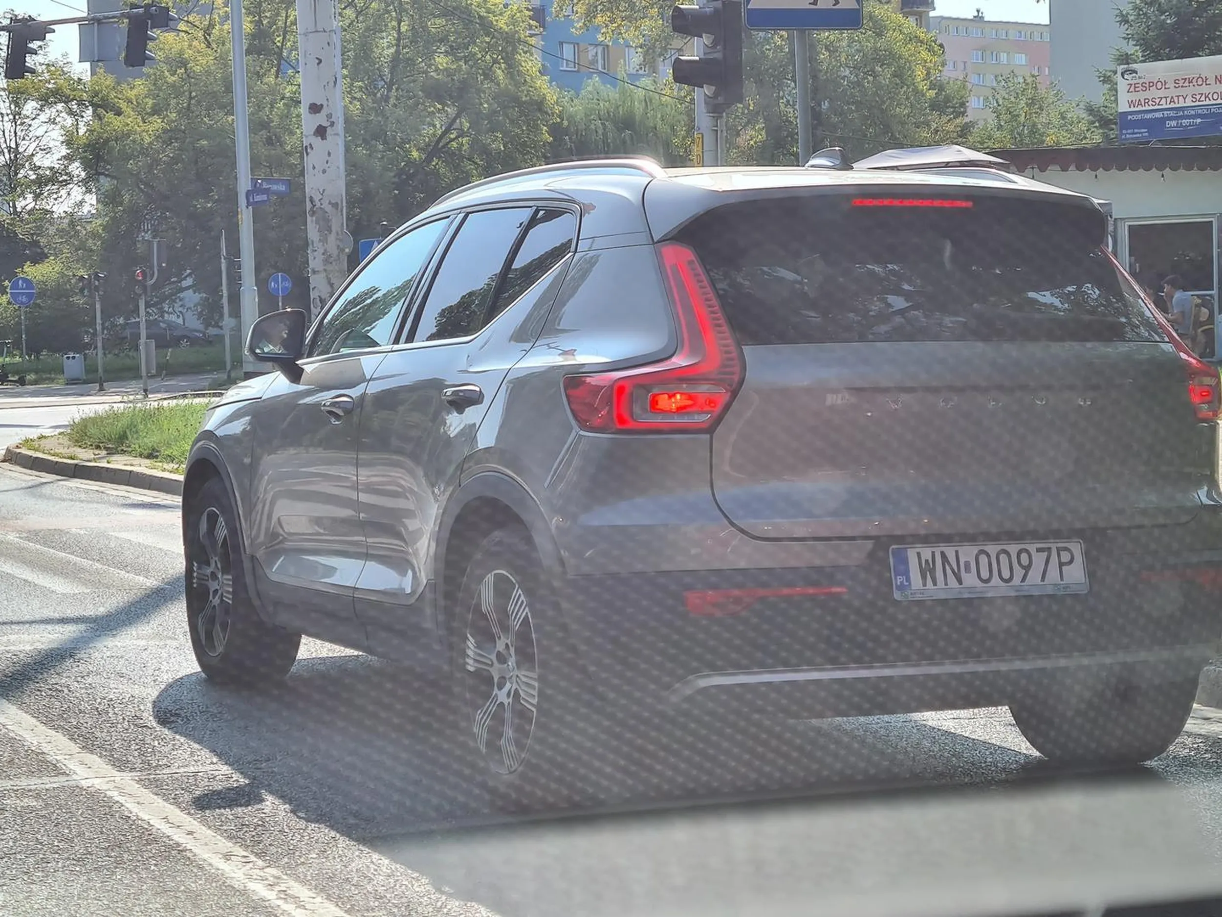 Uwaga! Facet nie zna się na przepisach oraz nie miał odwagi aby nawet spojrzeć na mnie jak chciałem grzecznie zwrócić uwagę. Wymuszenie było na skrzyżowaniu przy galerii skytower, podwójny pas do skrętu w prawo, on na prawym pasie, ja na lewym. Skręcając wjechał na mój tor pasu wymuszając ode mnie chamowanie. Kierowca przecia od razu jeszcze 2 inne pasy aby skręcić na 4 pasie w lewo. Zgłoszenie na policję powinno być za brak elementarnej wiedzy.