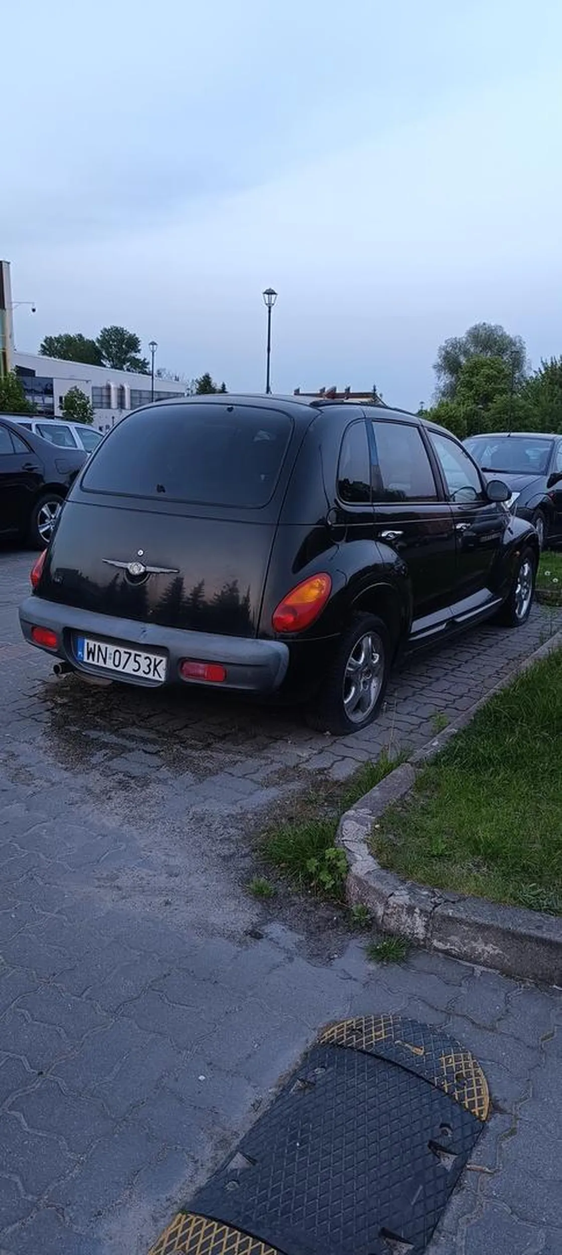 Złom blokuje parking
