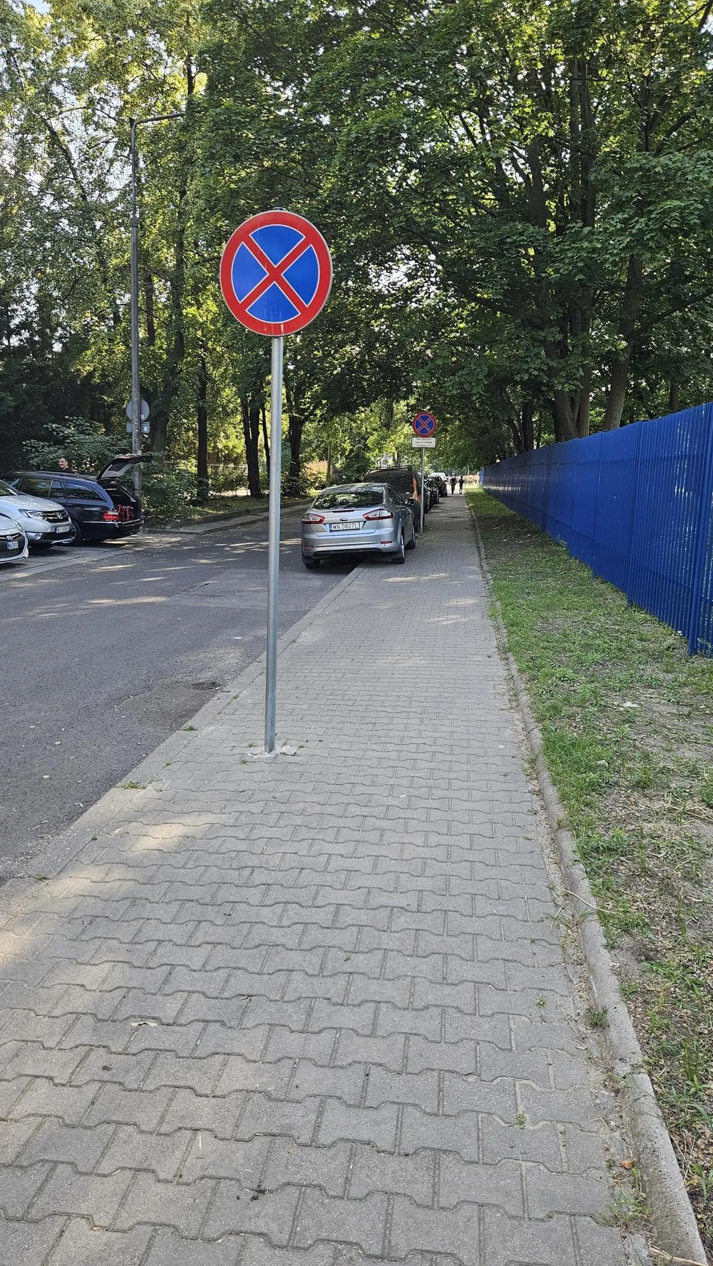 Prośba jednak o respektowanie znaków drogowych :D Serio utrudniasz lub wręcz uniemożliwiasz całkowicie wyjazd z tego miejsca.