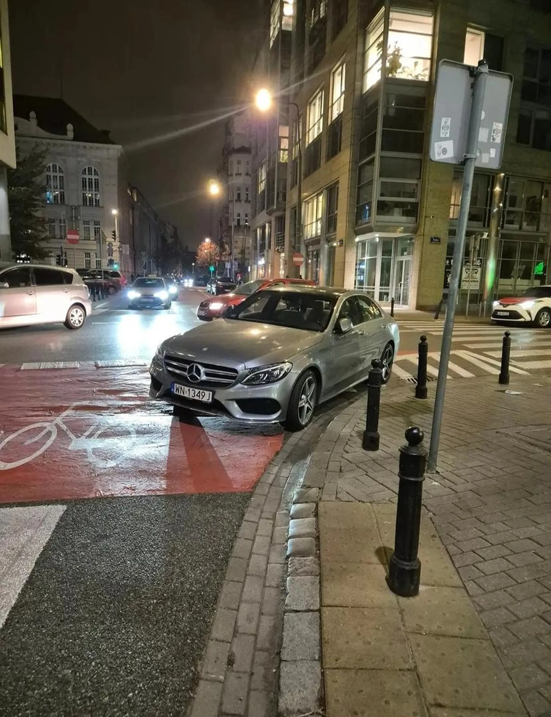 Jak nazwac kogos, kto parkuje w ten sposob? Jak bardzo bezczelnym trzeba byc.