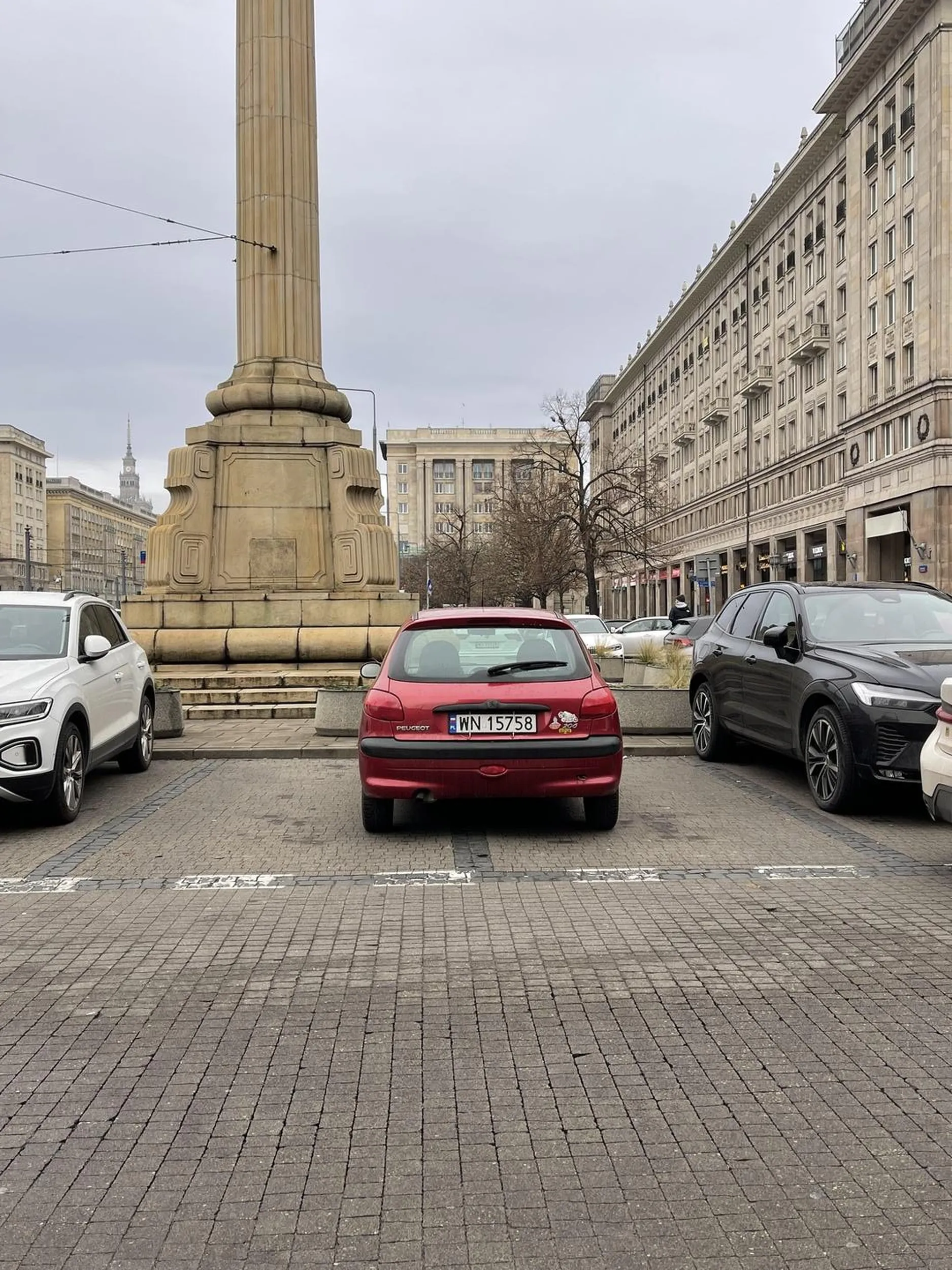 Zdjęcie mówi samo za siebie. Centrum Warszawy, Plac Konstytucji.