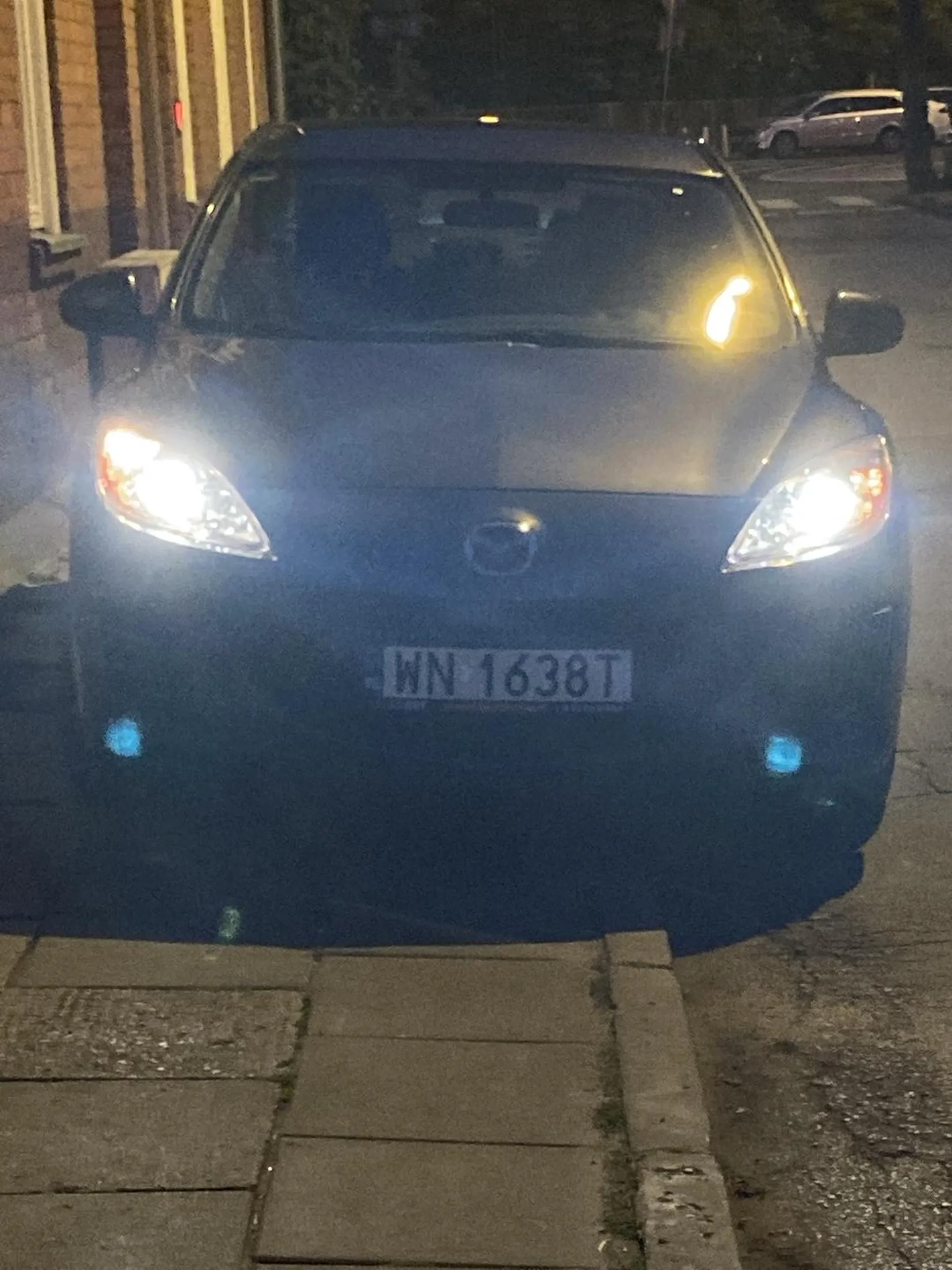 Musialem z dzieckiem omijac to auto ulica bo zastawil caly chodnik. Auto odpalone, swiatla wlaczone. Kierowcy w aucie brak. Przez kilka minut nikt sie nie pojawil Na boku paski i syrenki…pewnie aplikacyjny pseudo „taksowkarz”