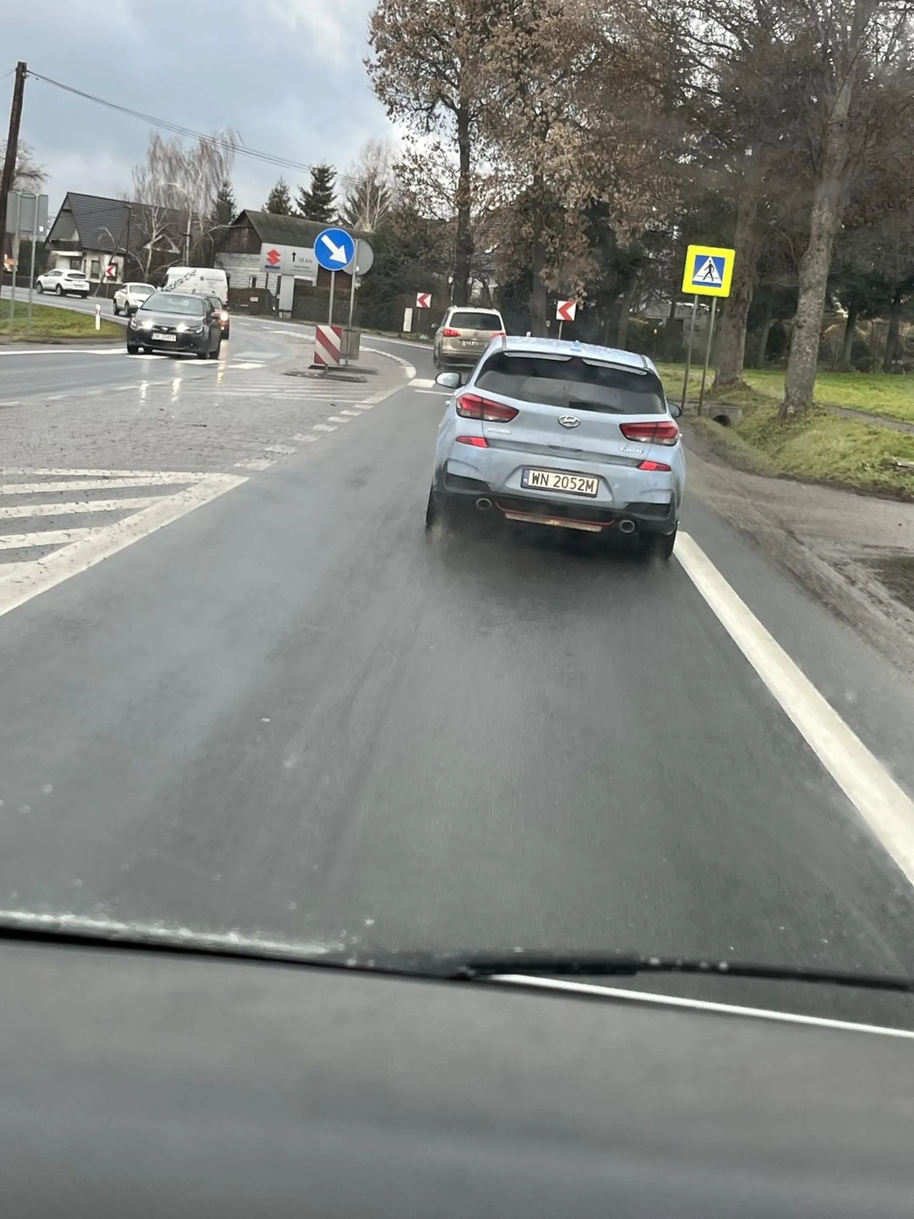 Widzę że nie szkoda ci auta na wymuszanie przed rozpędzonym vanem