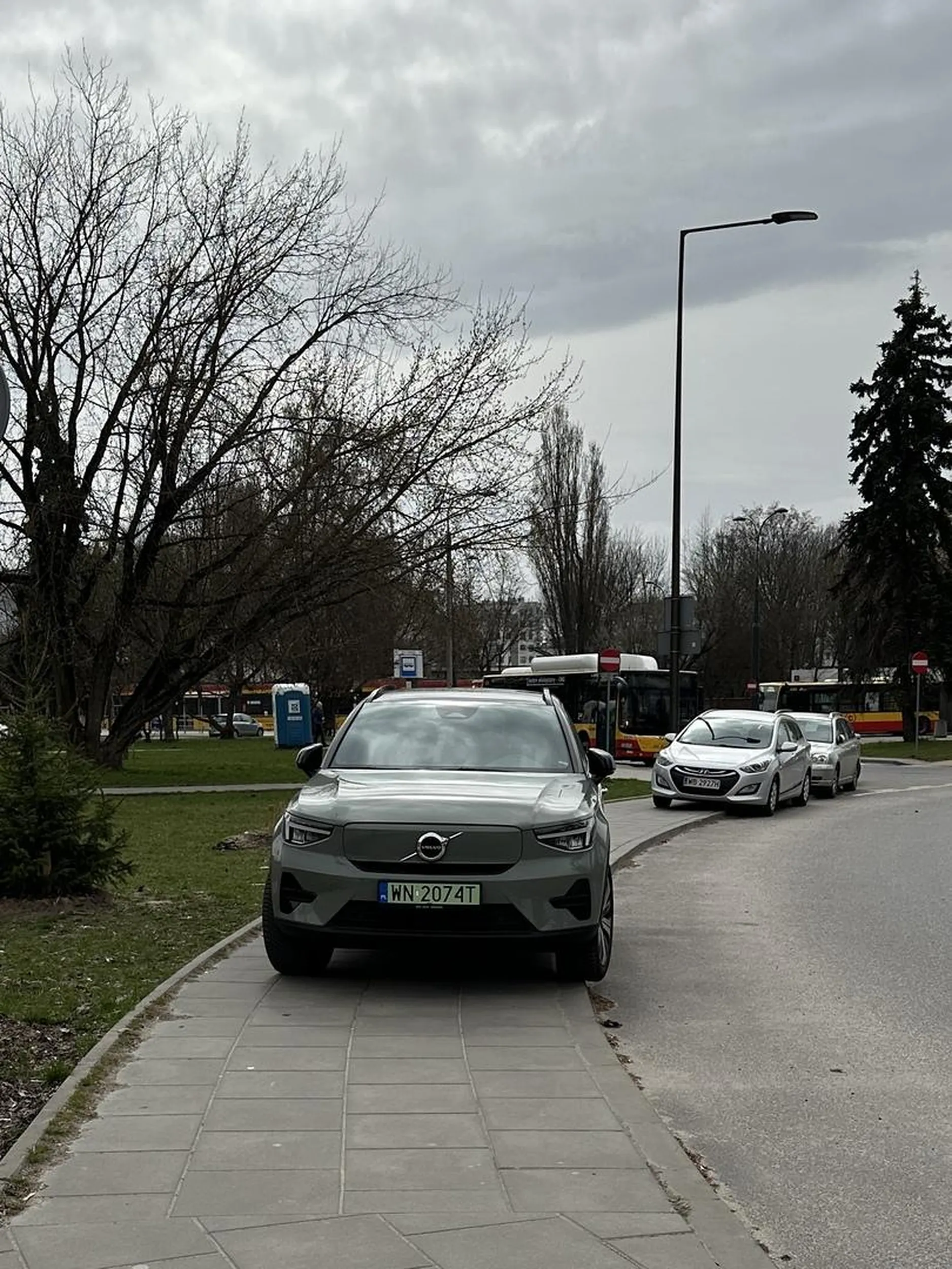 Karny kut** za zastawianie chodnika. Pozdrowienia od niepełnosprawnych i kobiet z wózkami