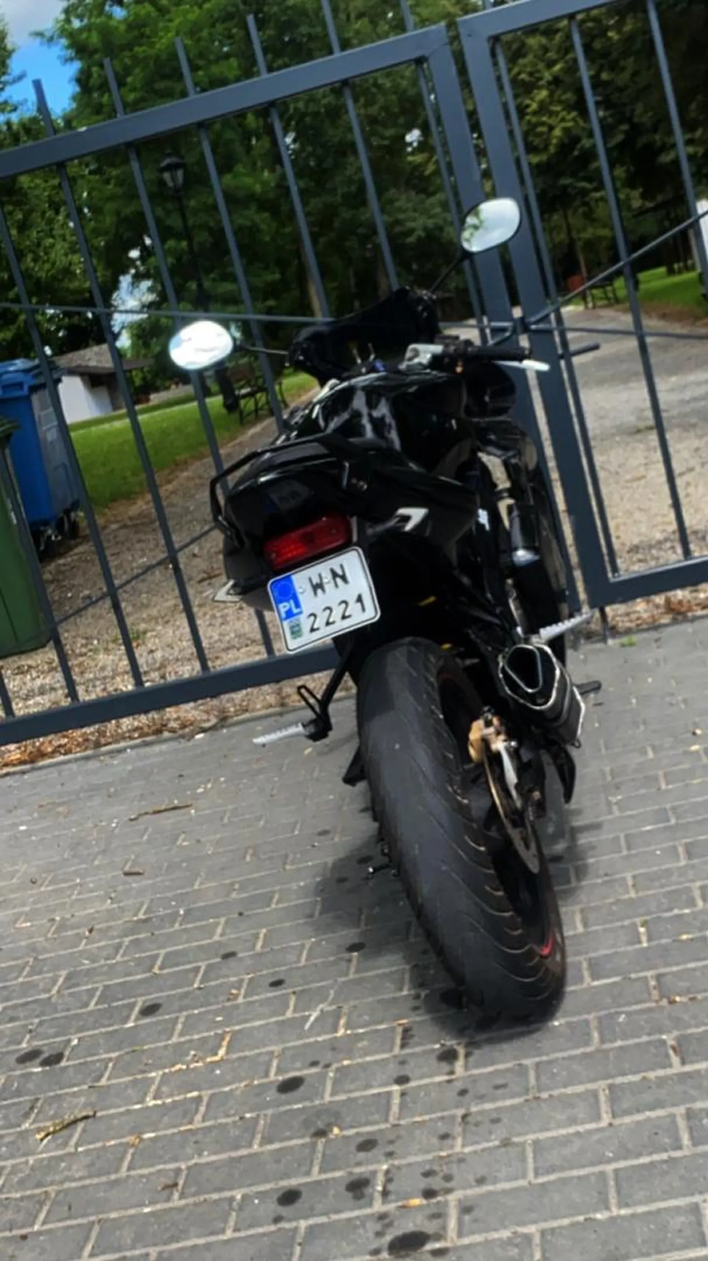 Młody kierowca z wyjętym db killerem z wydechu wkurwia ludzi i wyprzedza w zabudowanym przy 100km/h