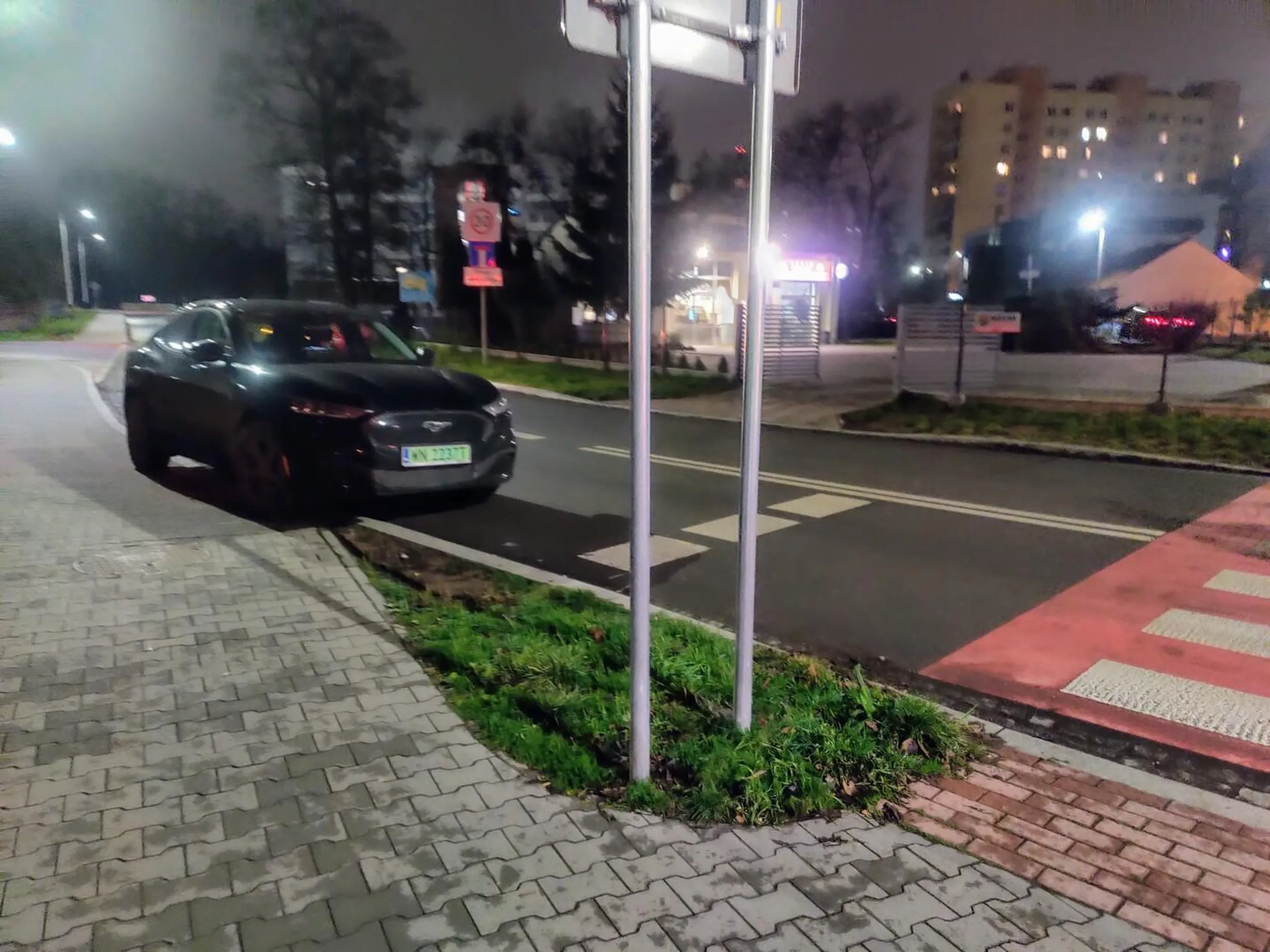 Kraków, ul. Centralna - parkuje za blisko przejścia dla pieszych oraz zmusza innych kierowców do jeżdżenia po ciągłej linii.