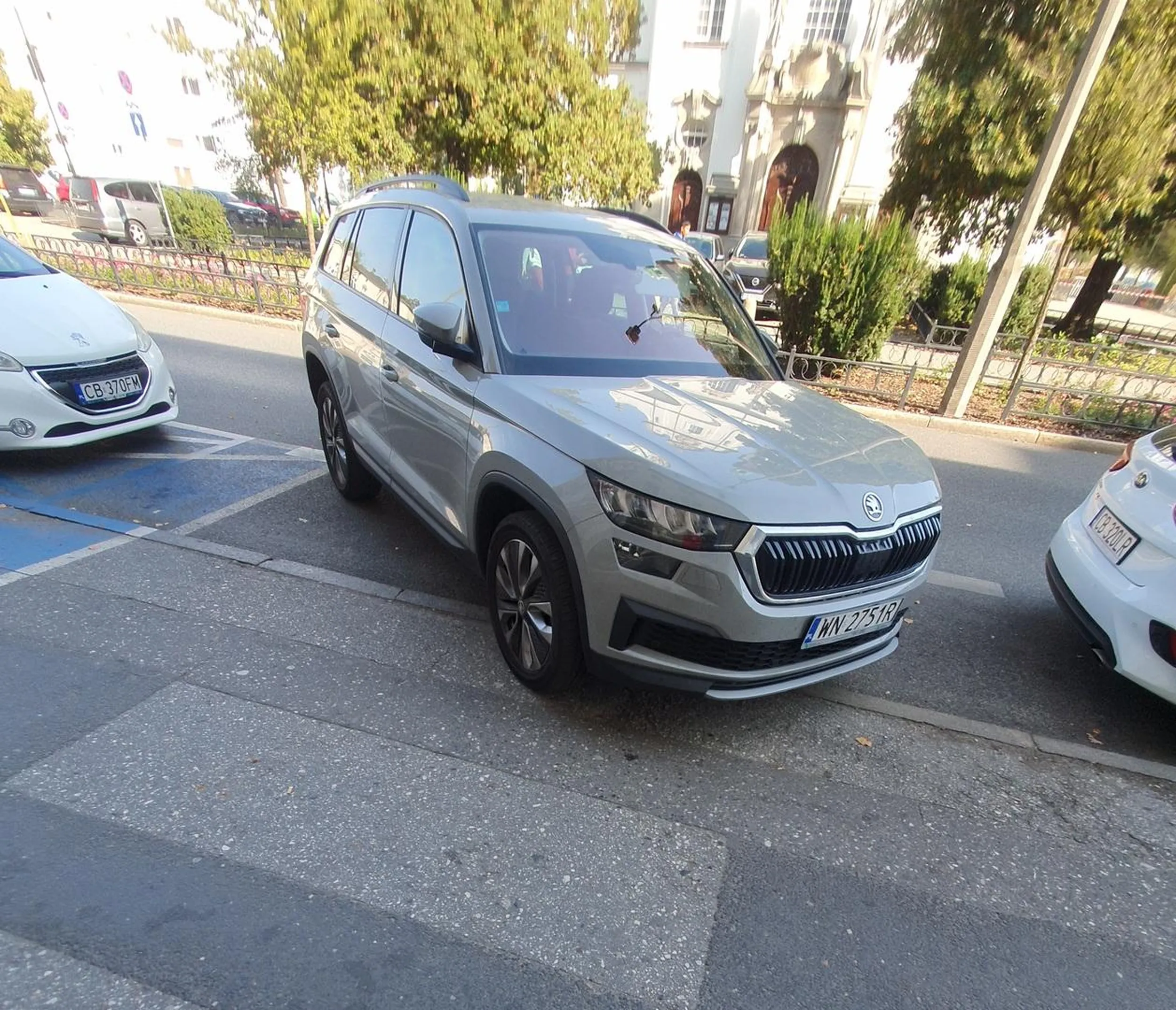 Kobieto jak nie umiesz jeździć i parkować to za kółko nie siadaj...