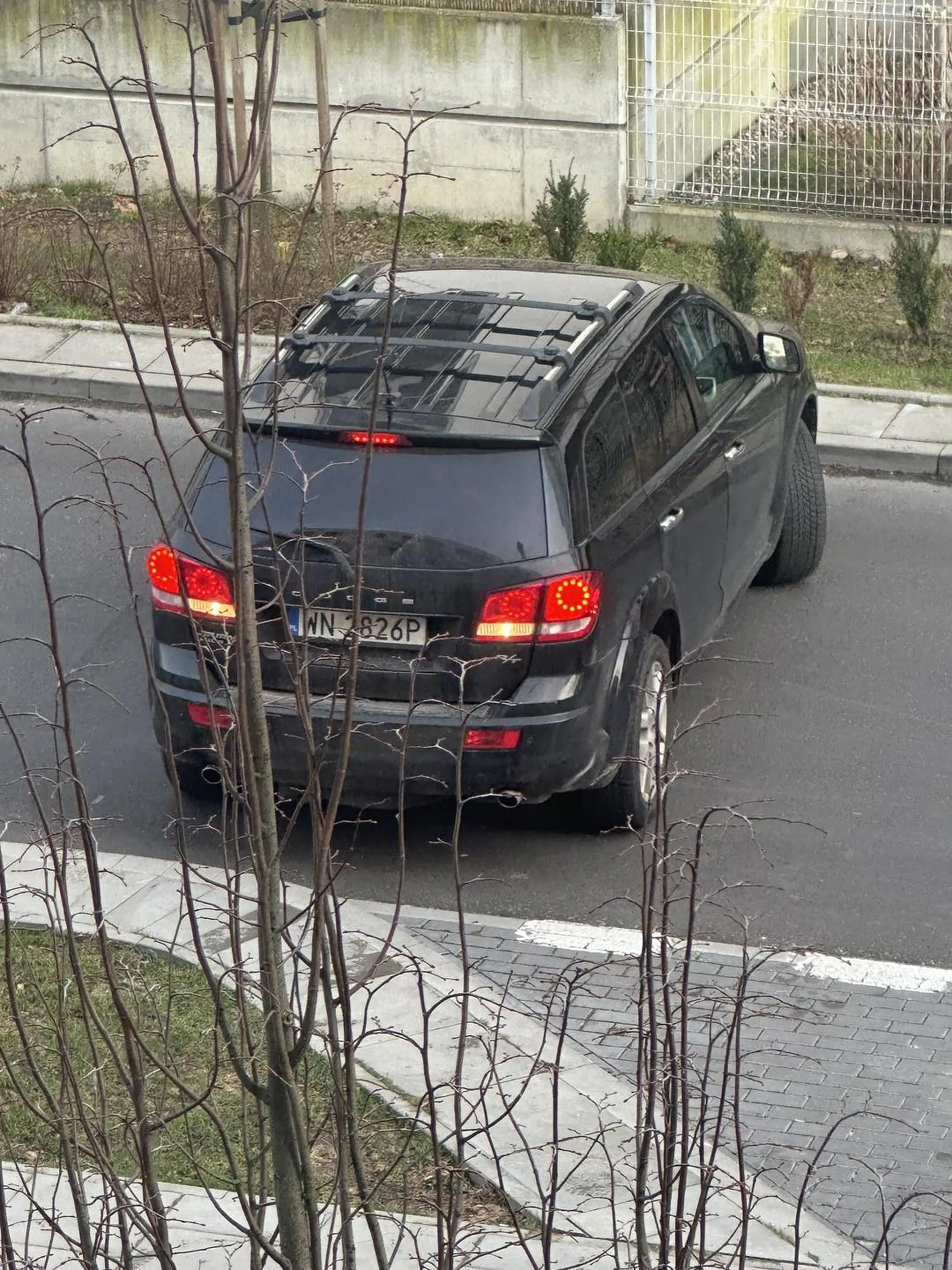 Prawo jazdy wygarne w chipsach. Pani parkując na ulicy Bokserskiej uderzyła w busa marki Renault. Wyjeżdżając rozjechała pas zieleni. Jak nie umiesz jeździć to kup sobie smarta idiotko. Sprawa uszkodzenia pojazdu zgłoszona na policję.