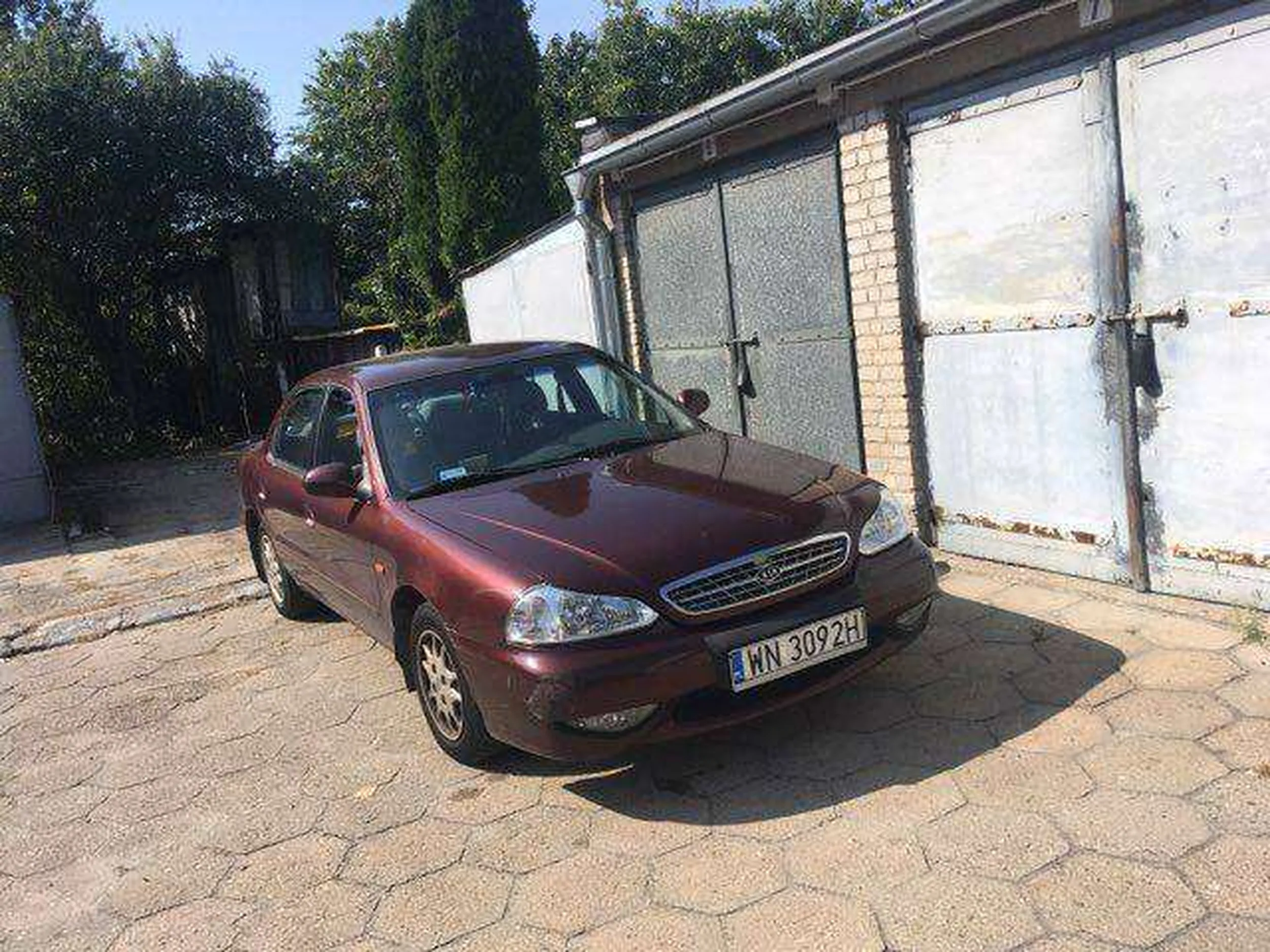 Parkuje w miejscu niedozwolonym, zagradzając wyjazd z garaży.