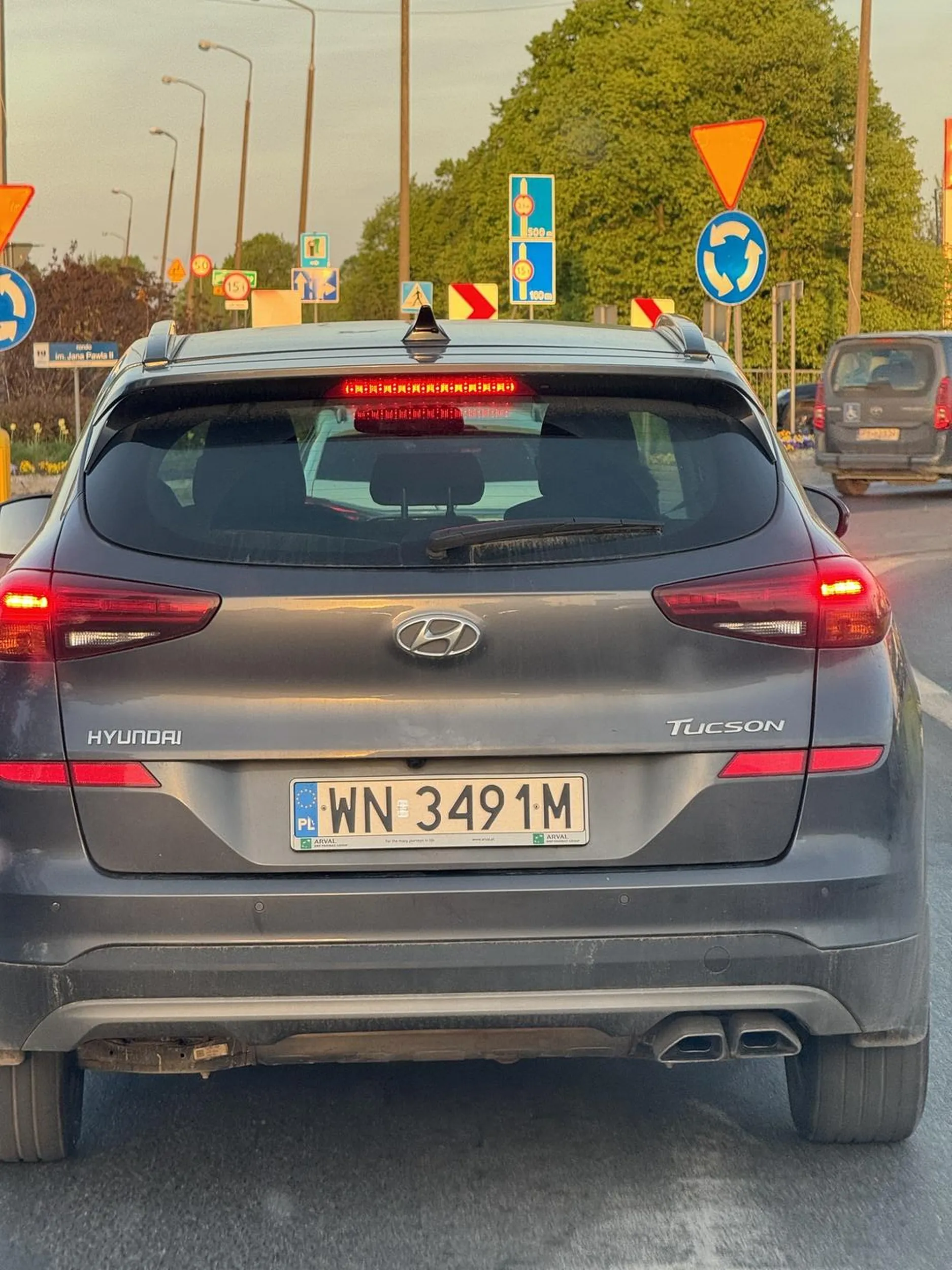 Szanowna Pani, w Zegrzu na rondzie z prawego pasa jedziemy w prawo (Wieliszew) lub prosto (Legionowo), z lewego prosto lub w lewo na (Nieporęt), a Pani jak dama z prawego jedzie w lewo, znaki poziome też obowiązują