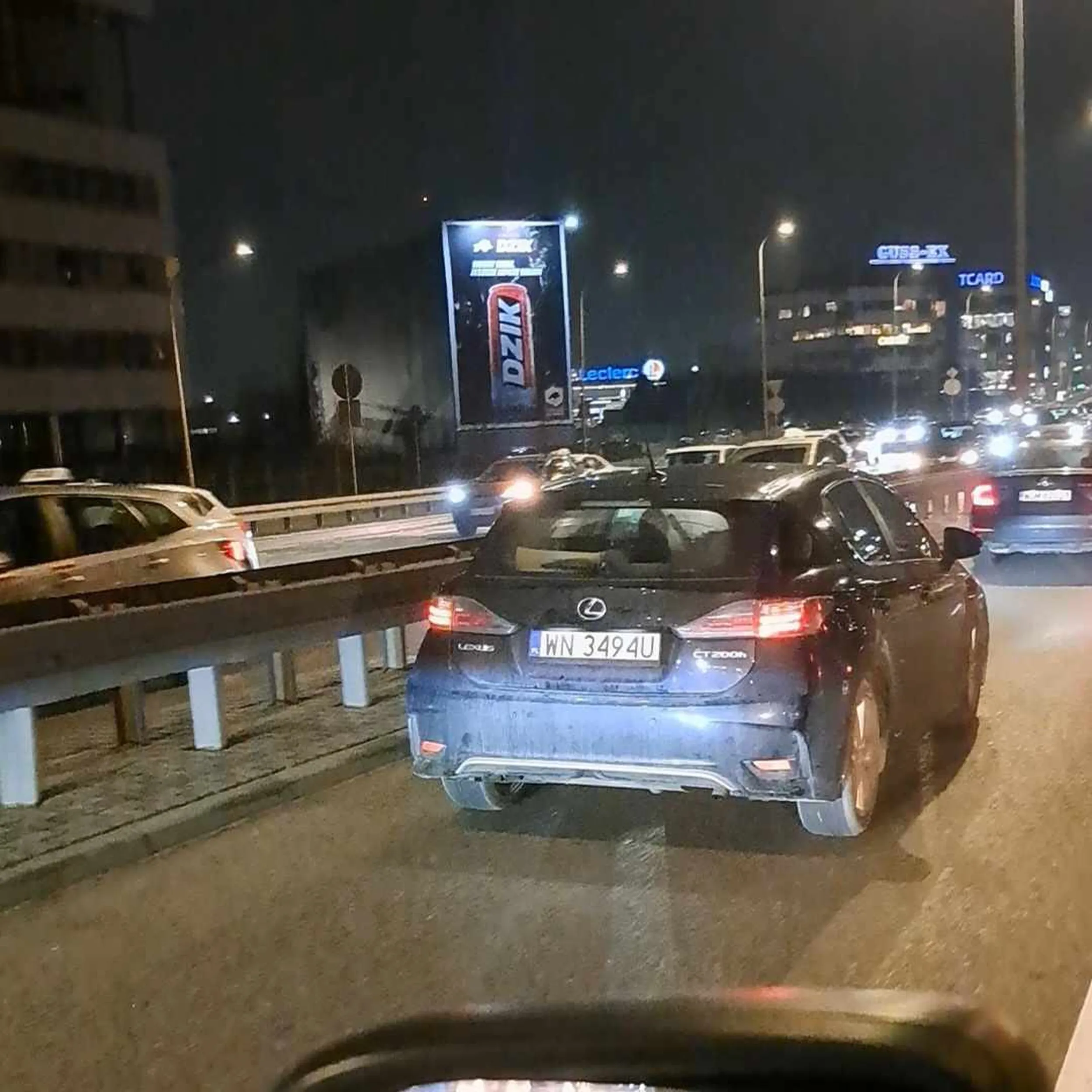 Pajac tocząc się w korku postanowił zmienić pas poprzez spychanie, ale jako, że jechał obok to nie bardzo miał jak mnie zepchnąć bez powodowania kolizji więc się zatrzymał obok, otworzył okno i pięścią uderzył w moje lusterko boczne powodując jego stłuczenie po czym uciekł.