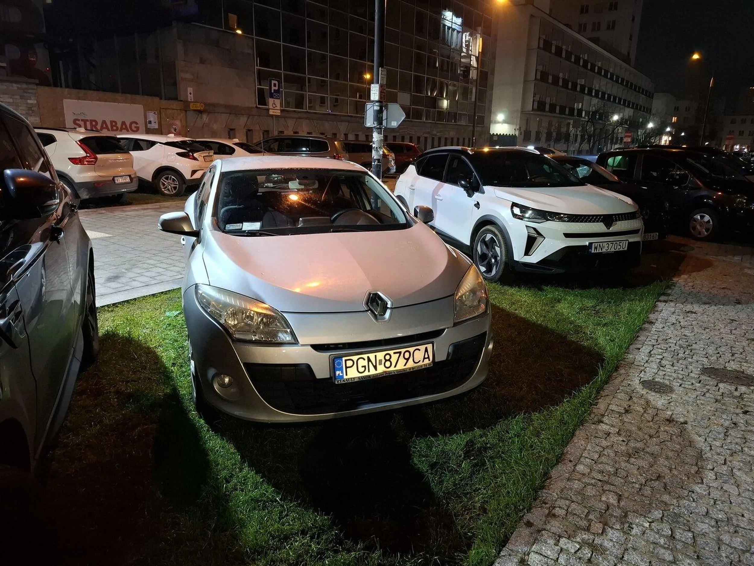 Brawo za parkowanie na nowej trawie buraku... Typowy kierowca Volvo, do Bmw już niewiele brakuje bezmózgu.