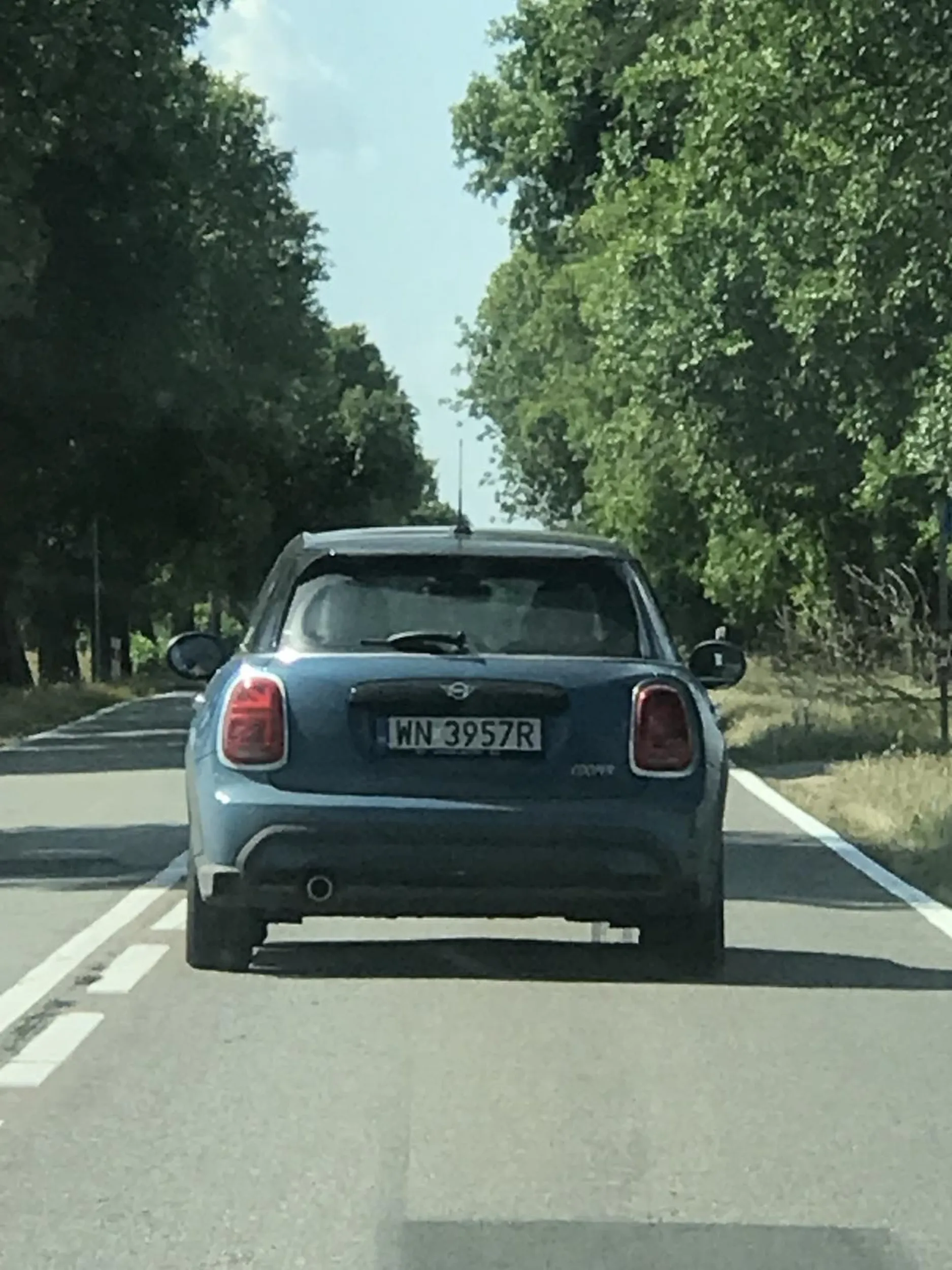 W niebezpieczny sposob zawraca na środku drogi, musiałem gwałtownie hamować