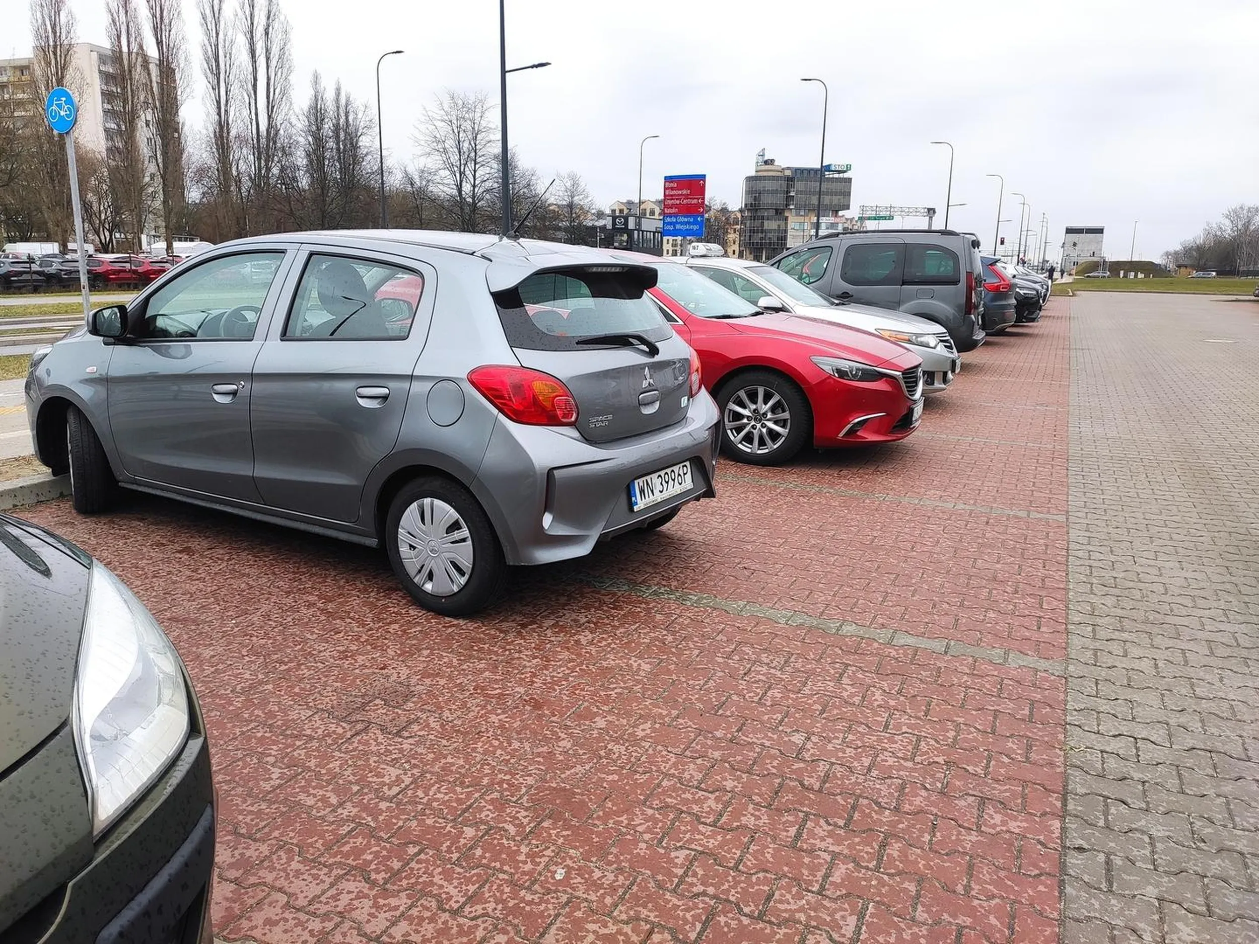 Dziadek nie patrzy na wyznaczone linie, parkuje jak chce. Nl