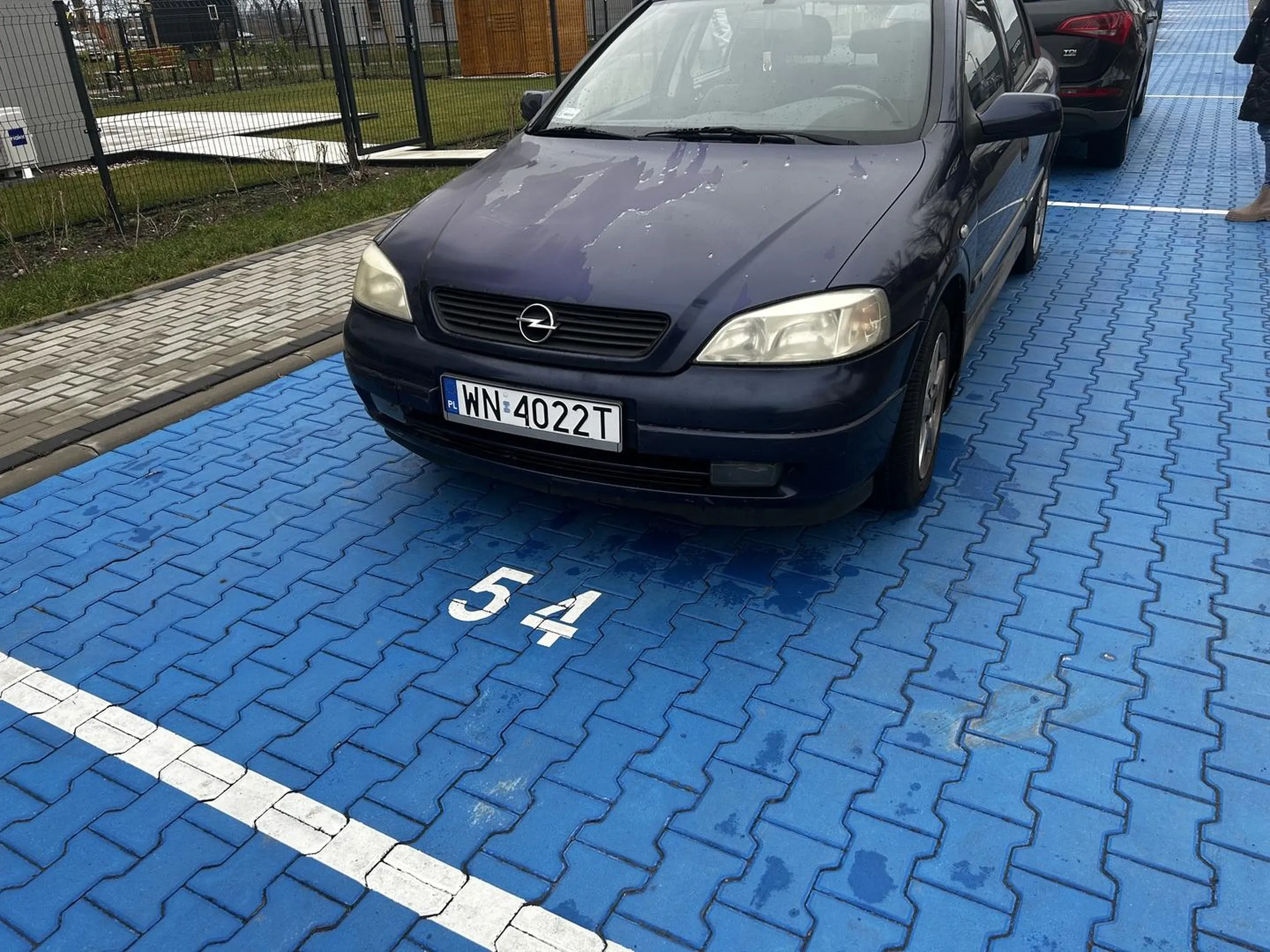 Właściciel samochodu Opel Astra o tablicach rejestracyjnych WN4022T parkuje na miejscu, które nie jest przypisane do tego pojazdu. To miejsce należy do innej osoby, a taka sytuacja utrudnia parkowanie.