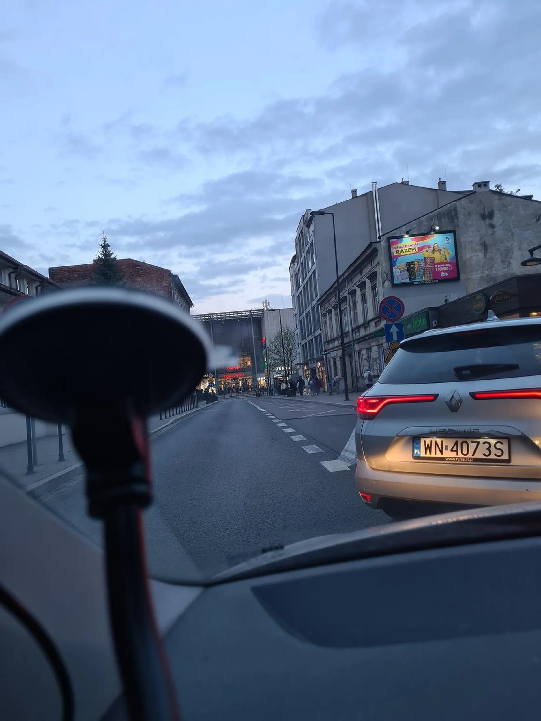 Kierowca notorycznie wymusza pierwszeństwo.