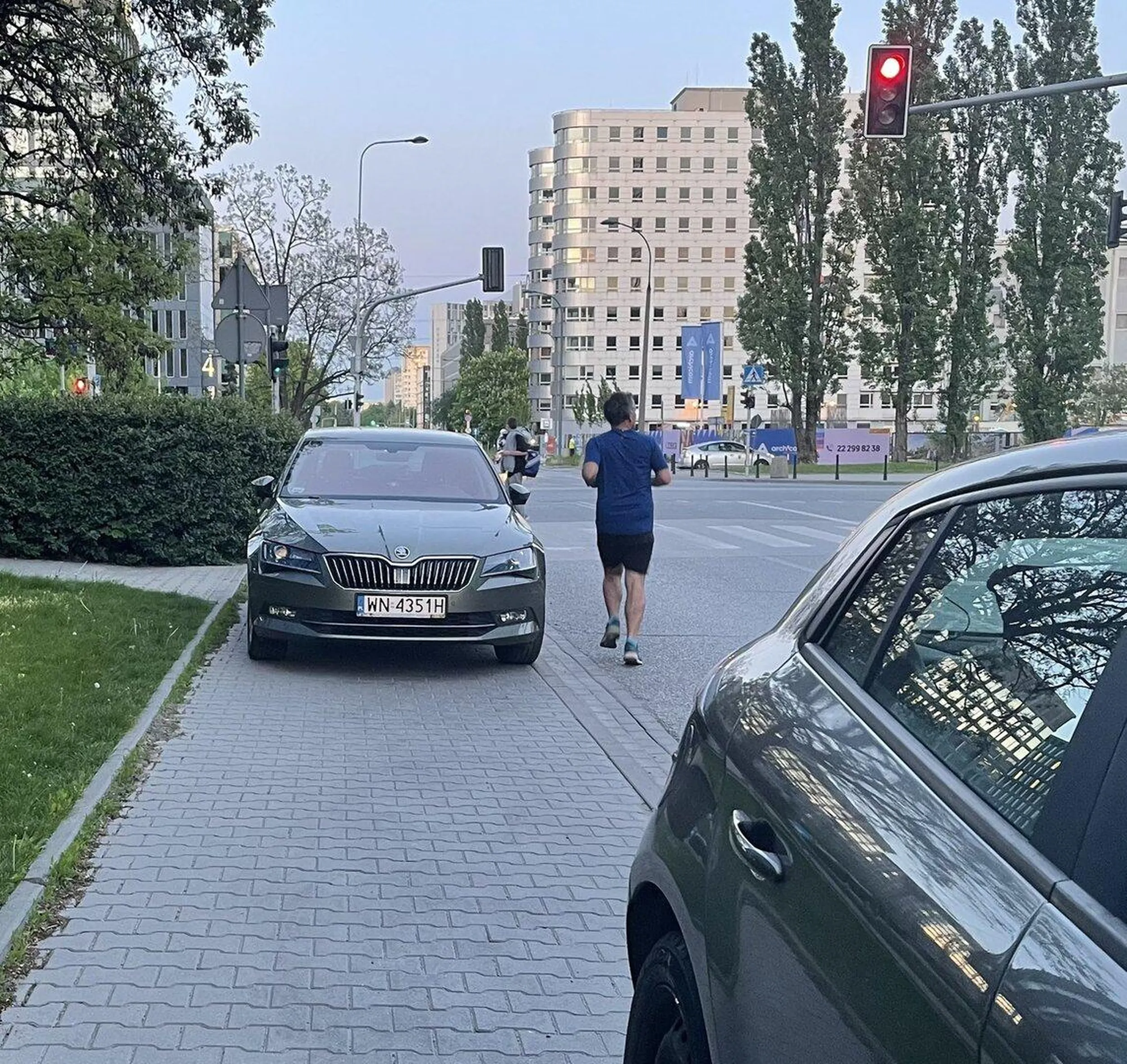 Wioskowy nawyk zajmowania autem całego chodnika