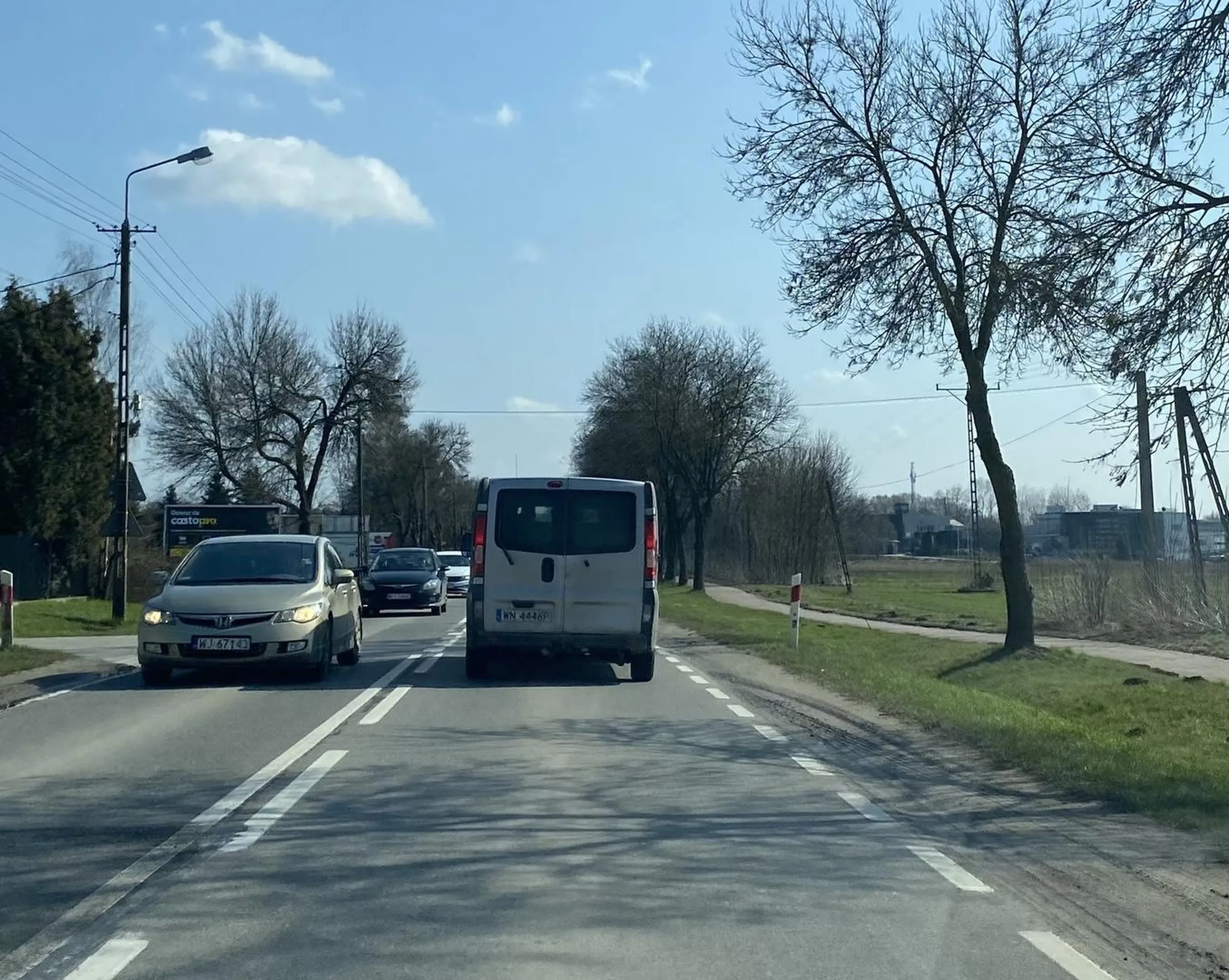 Skonczony tuman - wlacza sie do ruchu wyskakujac zza autobusu bez pewnosci ze nic nie wyprzedza autobusu. No i akurat nadzial sie na wyprzedzajacego - tylko refleks i cofniecie sie z wyprzedzania tego co juz byl na glownej uchronilo sytuacje od masakry . Skonczony tumanie z busa - kto Ci dal prawo jazdy ….