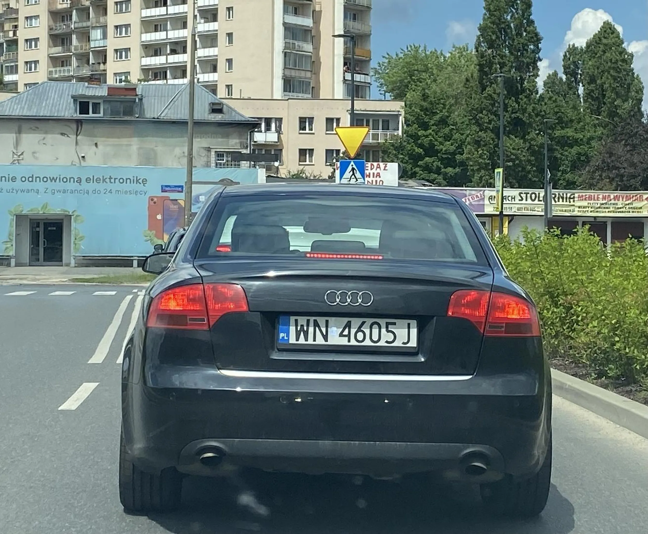 Gosc wycofuje z parkingu tylem - nic nie widzi ale gdy wysuwa sie na tyle ze widzi samochod - nie przerywa manewru tylko kontynuuje i zmusza mnie do hamowania . Zwykly Duren i cham