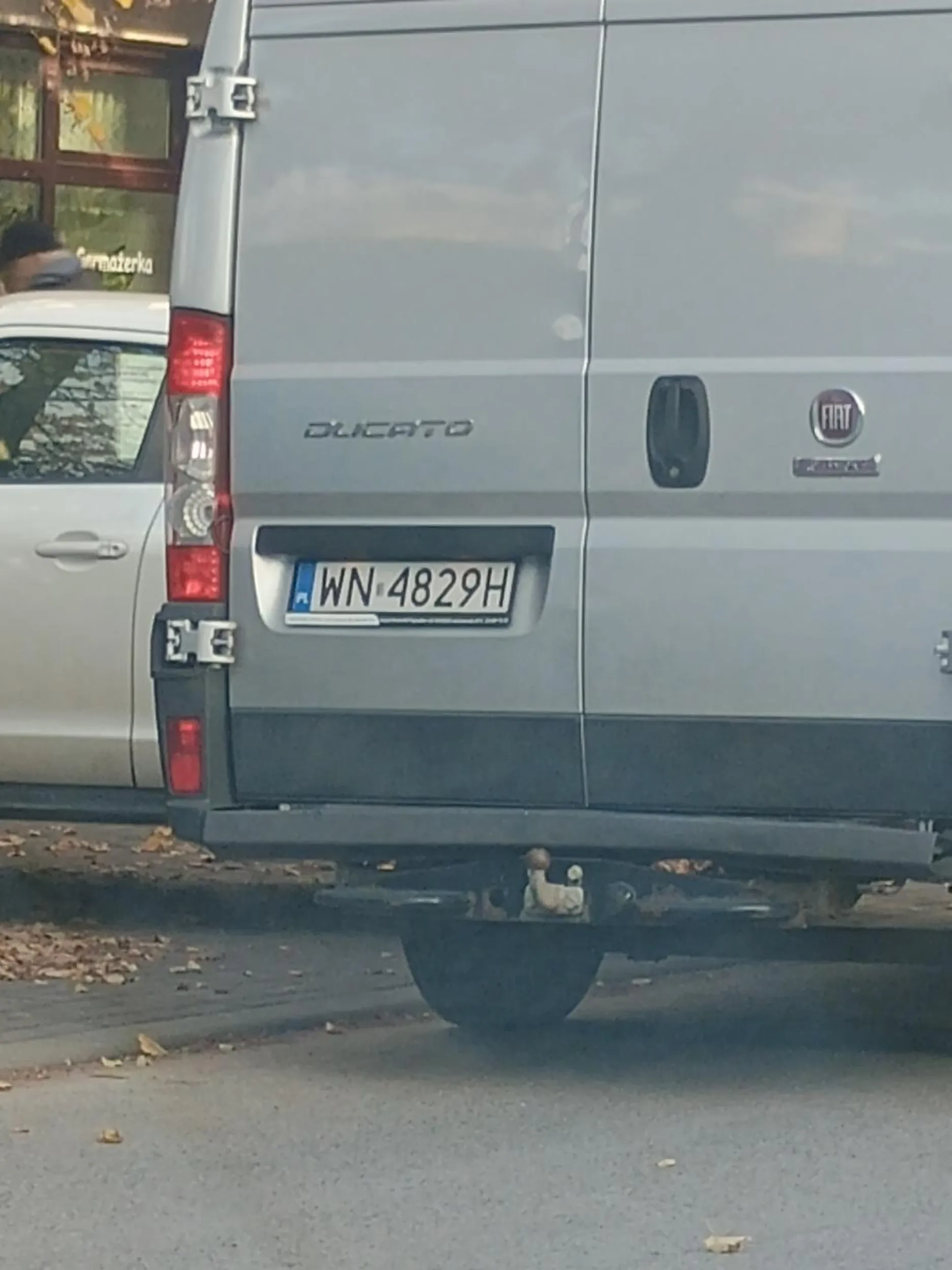 Srebrne ducato. Dostawca. Staje gdzie chce.
