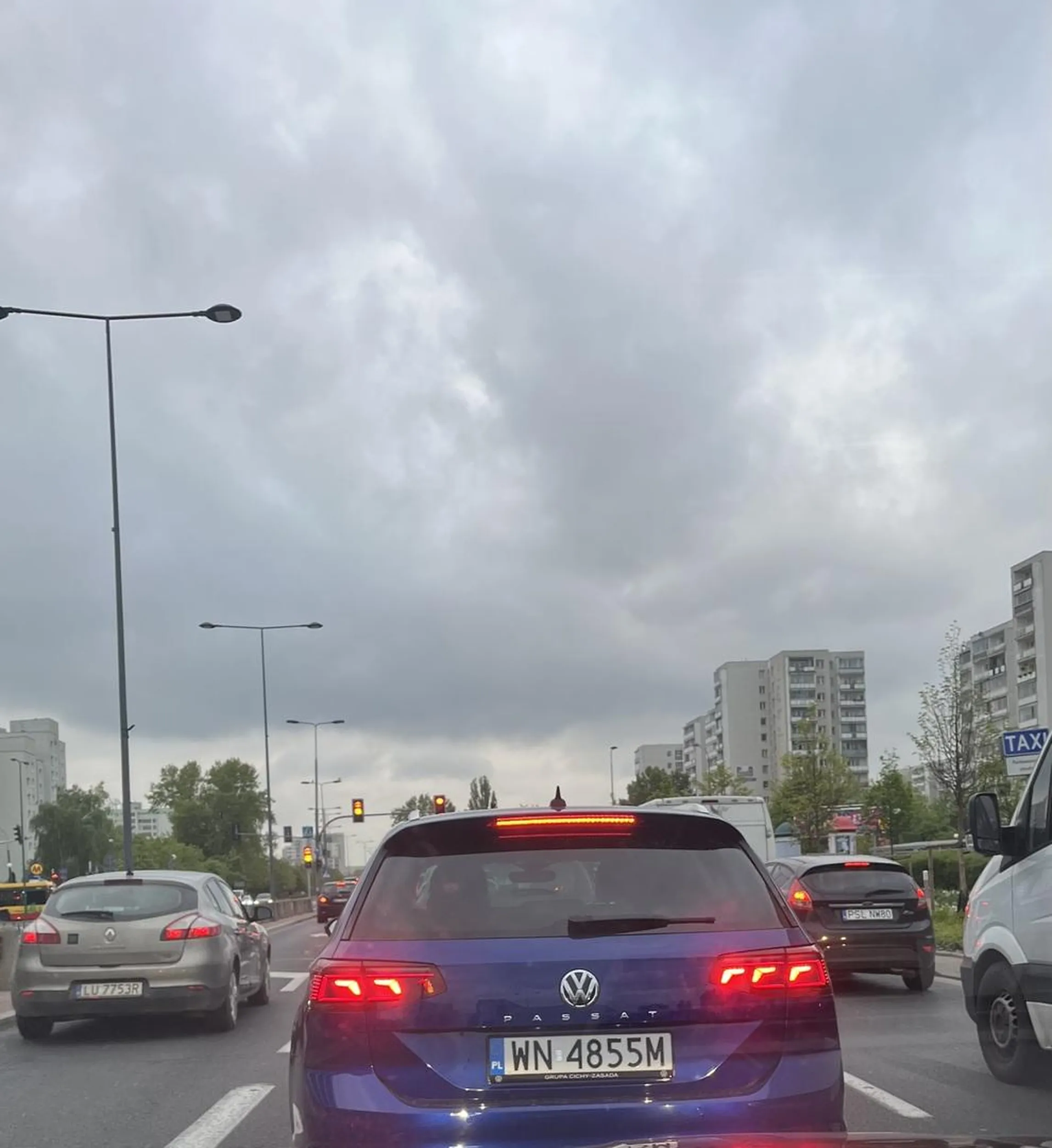 Pan na oko po 40stce, w okularach, wjechał w Al.Ken z ulicy Belgradzkiej wymuszając pierwszeństwo (przejechał na strzałce), prawie powodując wypadek. Użyłam klaksonu, żeby mu uświadomić, że prawie spowodował tragedię, a Pan z passata zaczął zajeżdżać mi drogę, świecił długimi i trąbił przez prawie 2 minuty. Przypomnę, że to on wymusił pierwszeństwo. Gdy spotkaliśmy się na kolejnych światłach, wysiadł z samochodu, podszedł do mojego auta i zaczął krzyczeć coś w stylu „zakopie cię w lesie”, „będę ci skakał po czaszcze” itp. Następnie uderzył kilkukrotnie w szybę mojego samochodu, wyłamał mi lusterko i odjechał. A Moje dzieci w płaczu, ja jechałam bez męża i nie mogłam nic zrobić… Wątpię że ten Pan był trzeźwy, trzeba na niego uważać. Sprawa już zgłoszona.