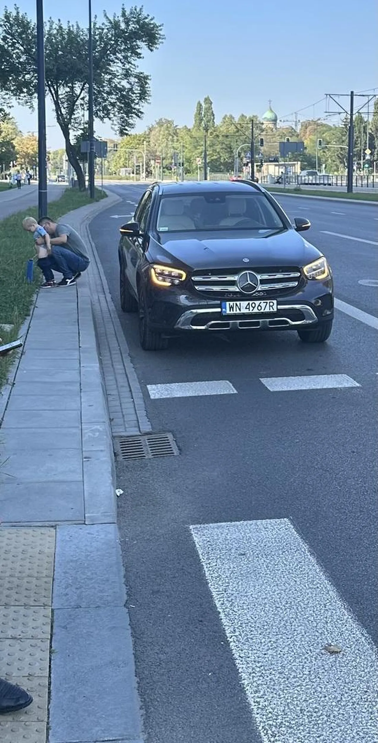 Facet zatrzymuje sie na awaryjnych na 4 pasmowej Kasprzaka w Warszawie, wysadza dziecko i sikaja na trawke