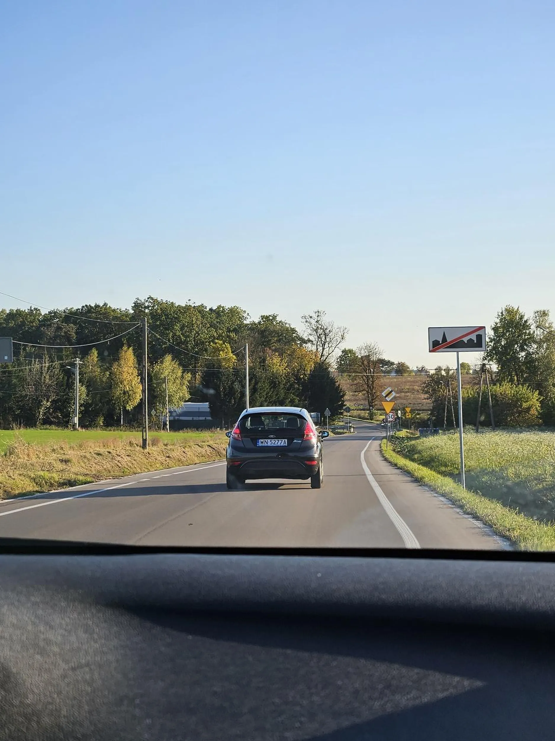 Pani wygrała prawo jazdy w chipsach. Jedzie środkiem całą drogę a samochody muszą ją wymijać poboczem. Trąbienie nie pomaga
