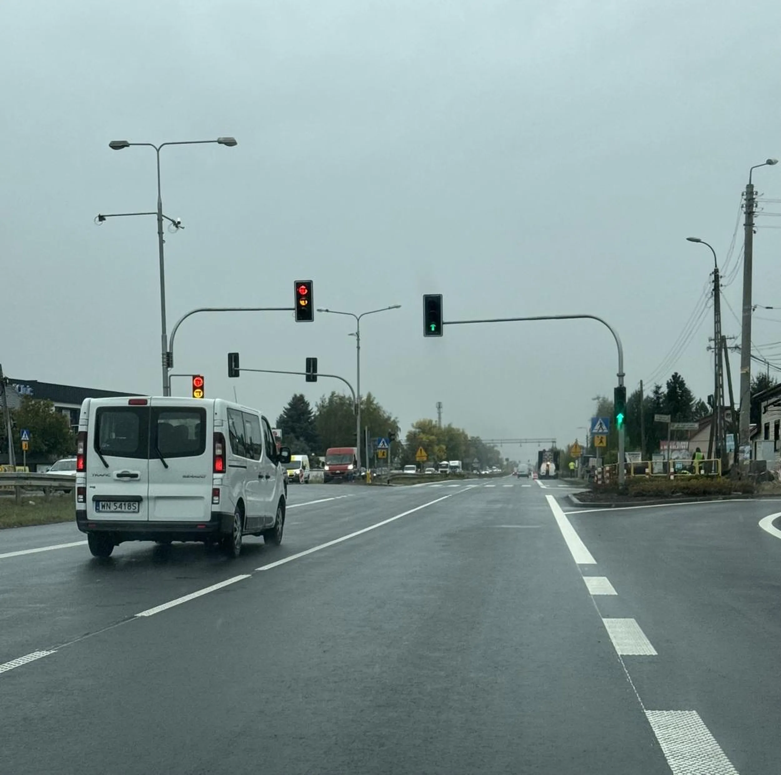 Mistrz lewego pasa, którego wszyscy musieli wyprzedać z lewej strony. Kretynie za kierownicą - nie bądź taki zdziwiony tylko doczytaj przepisy.