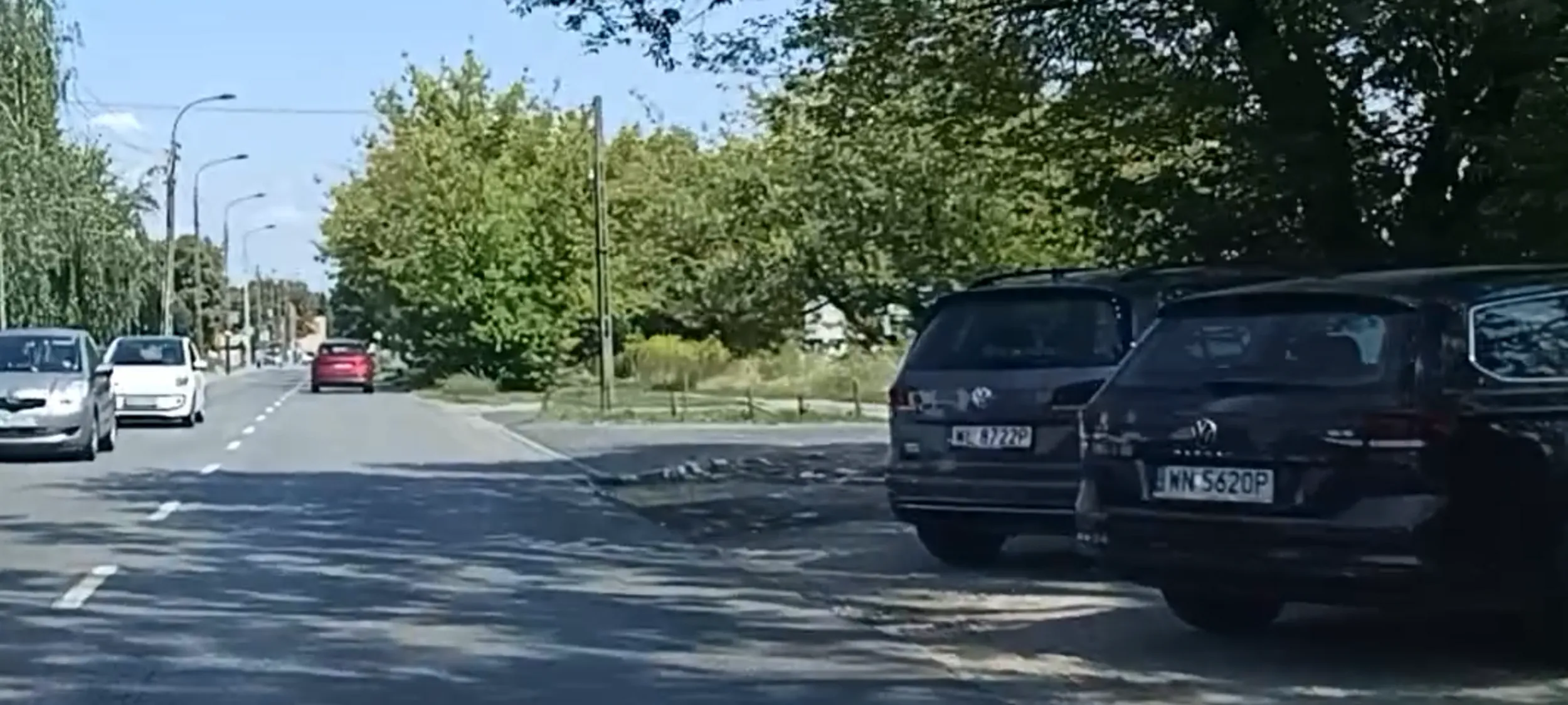 Chamskie parkowanie przy ul. Ryżowej na trawie żeby było w cieniu , qrwa,... I przed cmentarzem, a 15m dalej jest wjazd na parking darmowy.