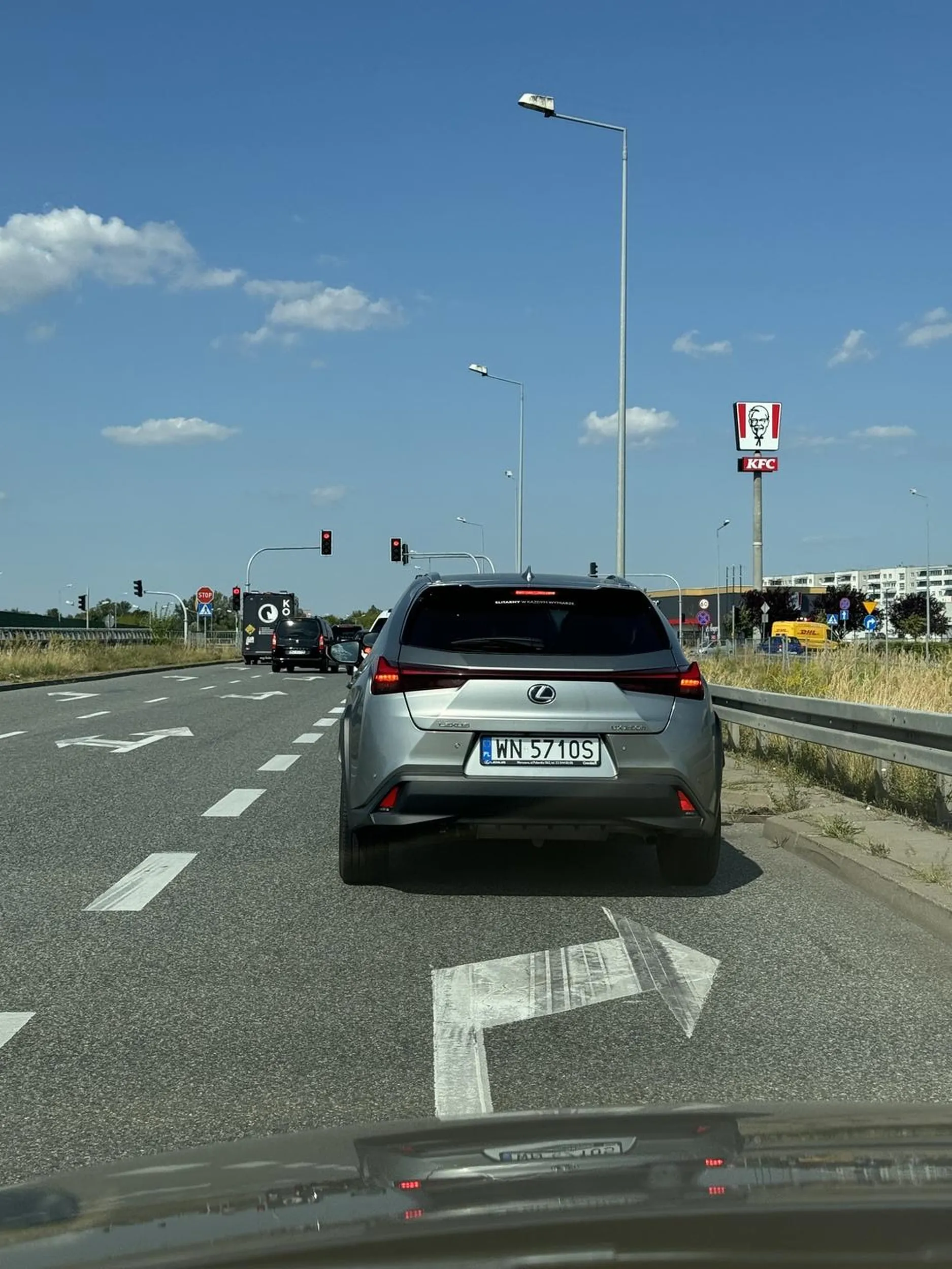 Zamiast jak każdy inny ustawić się na pasie do skrętu, to cwaniak minął 90% samochodów i wbił się na pas na sam koniec.